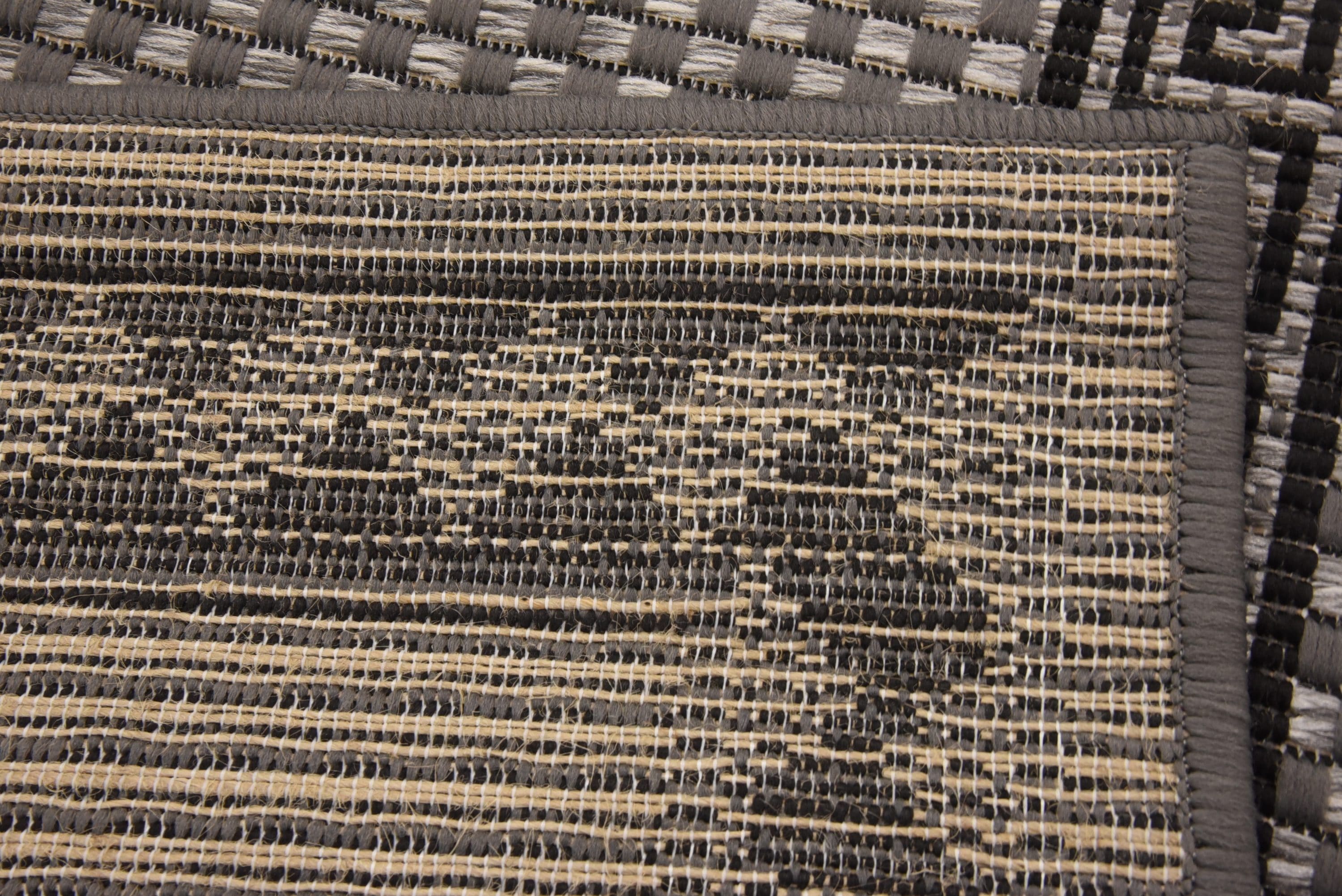 Elysian Gray Synthetic 2'2" x 3' Outdoor Rectangular Rug