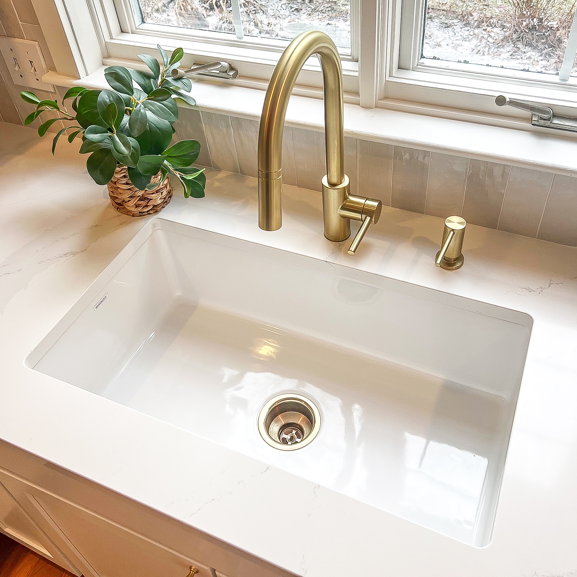 SINKOLOGY SK472-31FC-WH Eden Undermount 31.25-in x 18-in Fireclay Single bowl Kitchen Sink