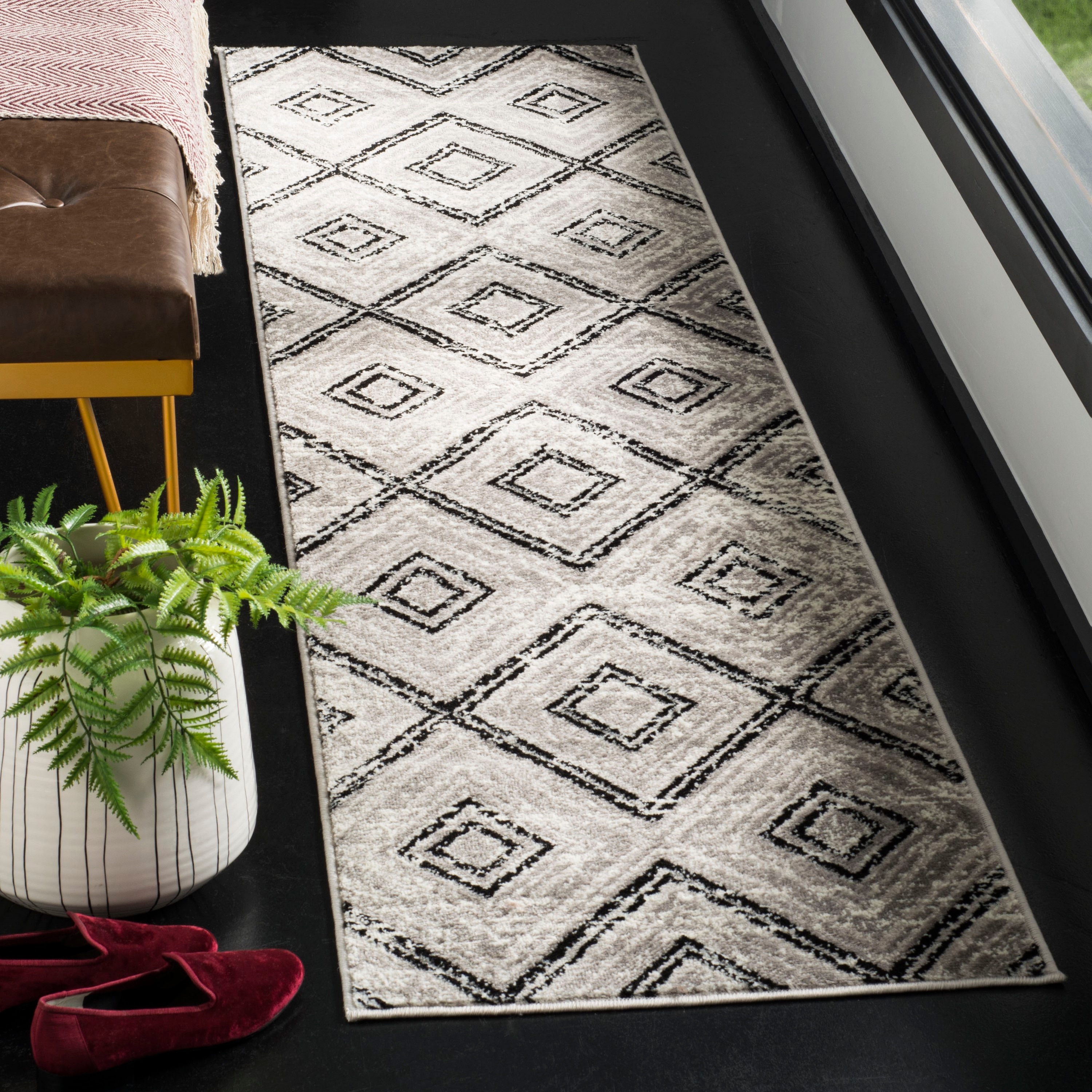 Safavieh SKY120J-210 Skyler Diamode 2 x 10 (ft) Loomed Polypropylene Gray/Black Rectangular Indoor Distressed/Overdyed Mid-Century Modern Runner rug