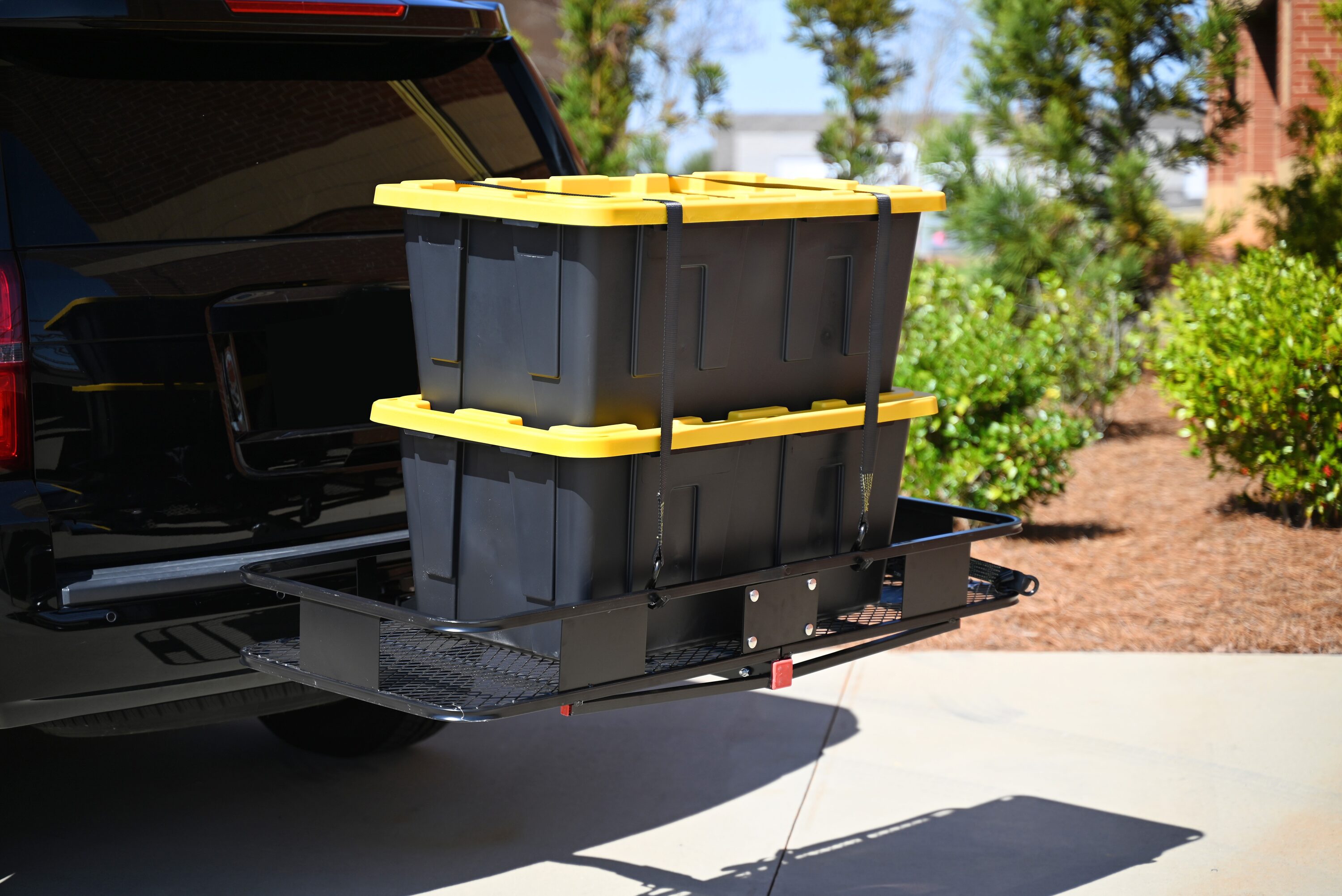 Project Source Commander X-large 40-Gallons (160-Quart) Black/Yellow Heavy Duty Tote with Standard Snap Lid