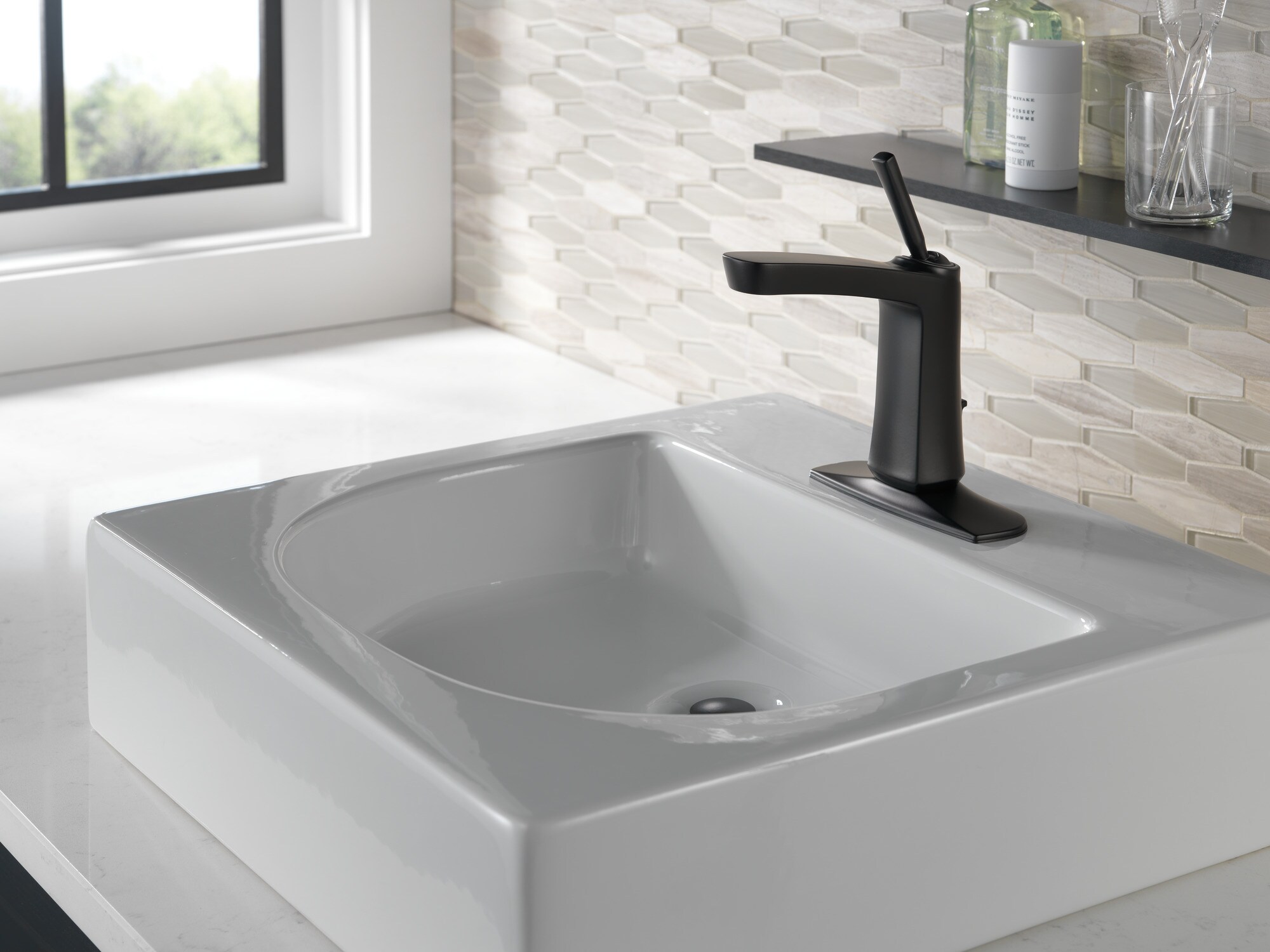 Vesna Matte Black Single Hole Bathroom Faucet with Drain Assembly