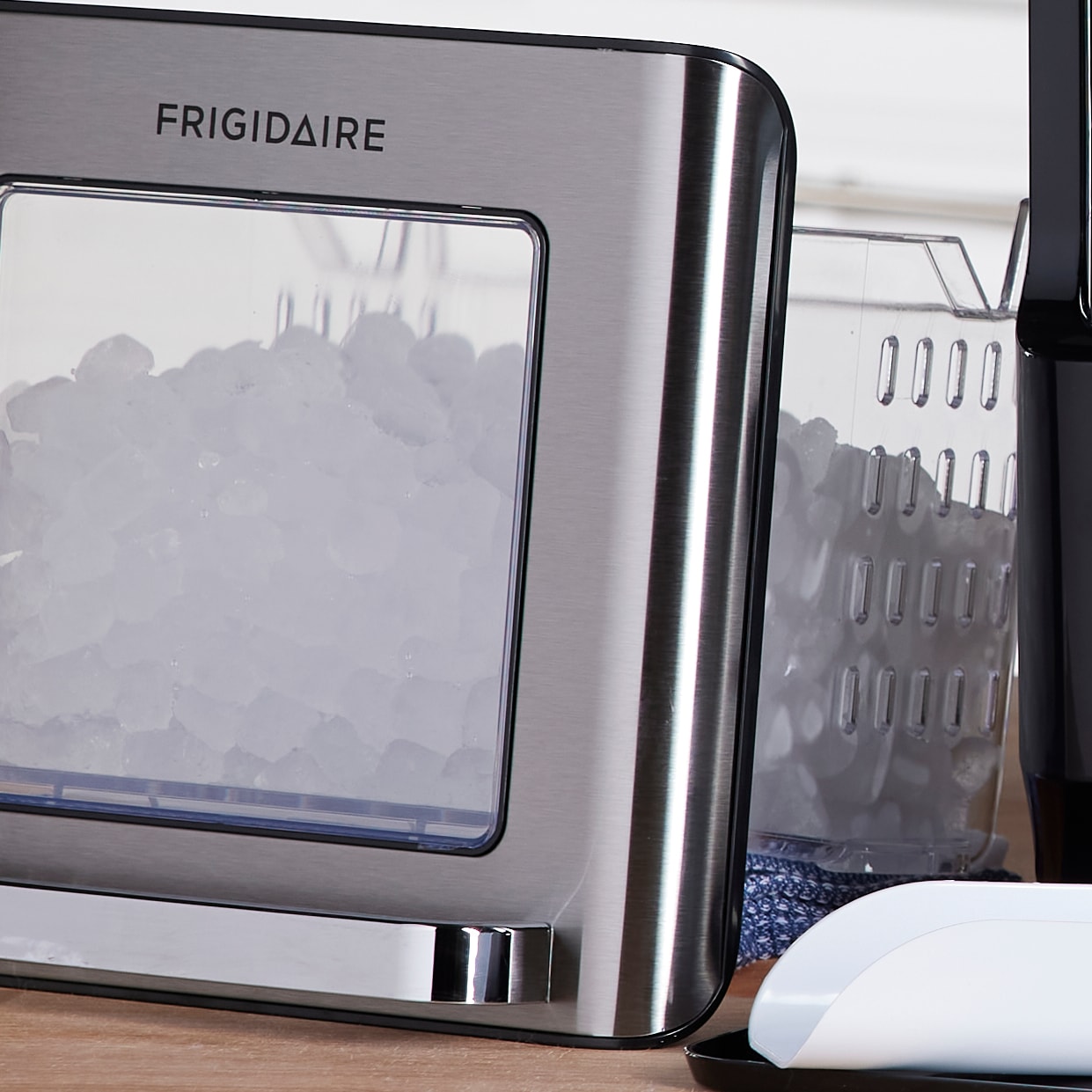 Frigidaire EFIC237 Countertop Crunchy Chewable Nugget Ice Maker, 44lbs per  day, Auto Self Cleaning, Black Stainless