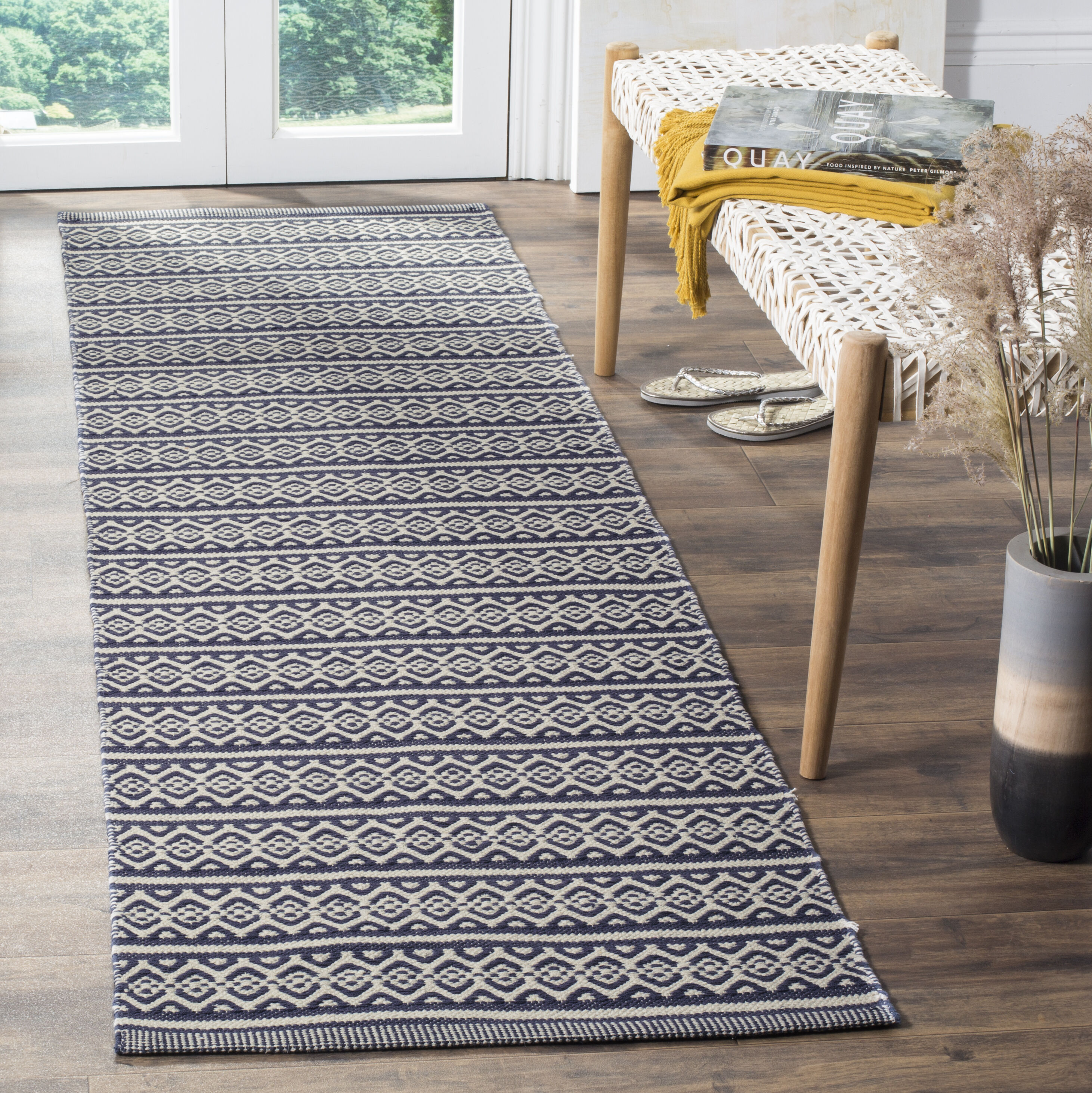Safavieh MTK341B-26 Montauk Burleigh 2 x 6 (ft) Cotton Ivory/Navy Rectangular Indoor Abstract Coastal Runner rug