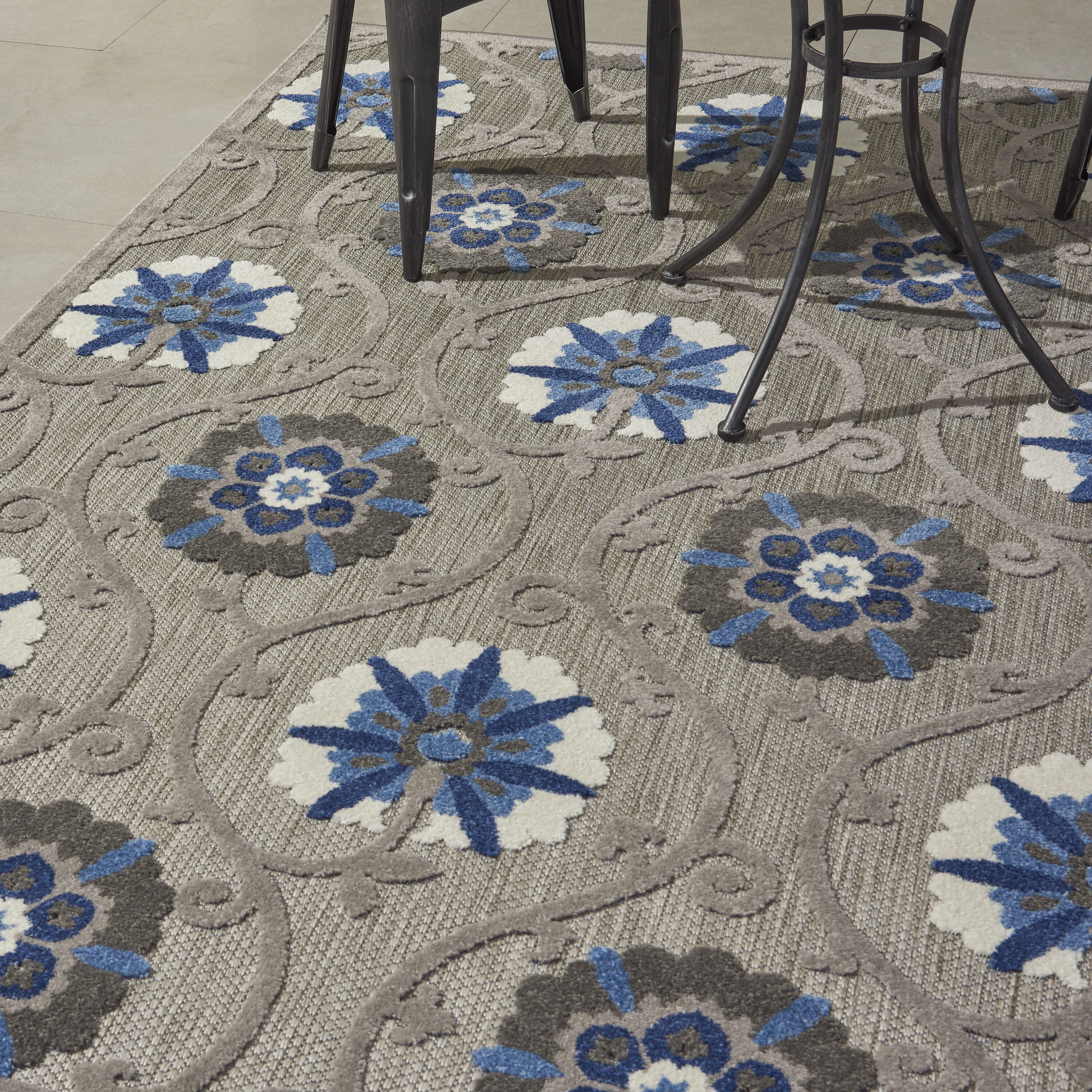 Aloha Floral Blue/Grey 3'6" x 5'6" Synthetic Area Rug