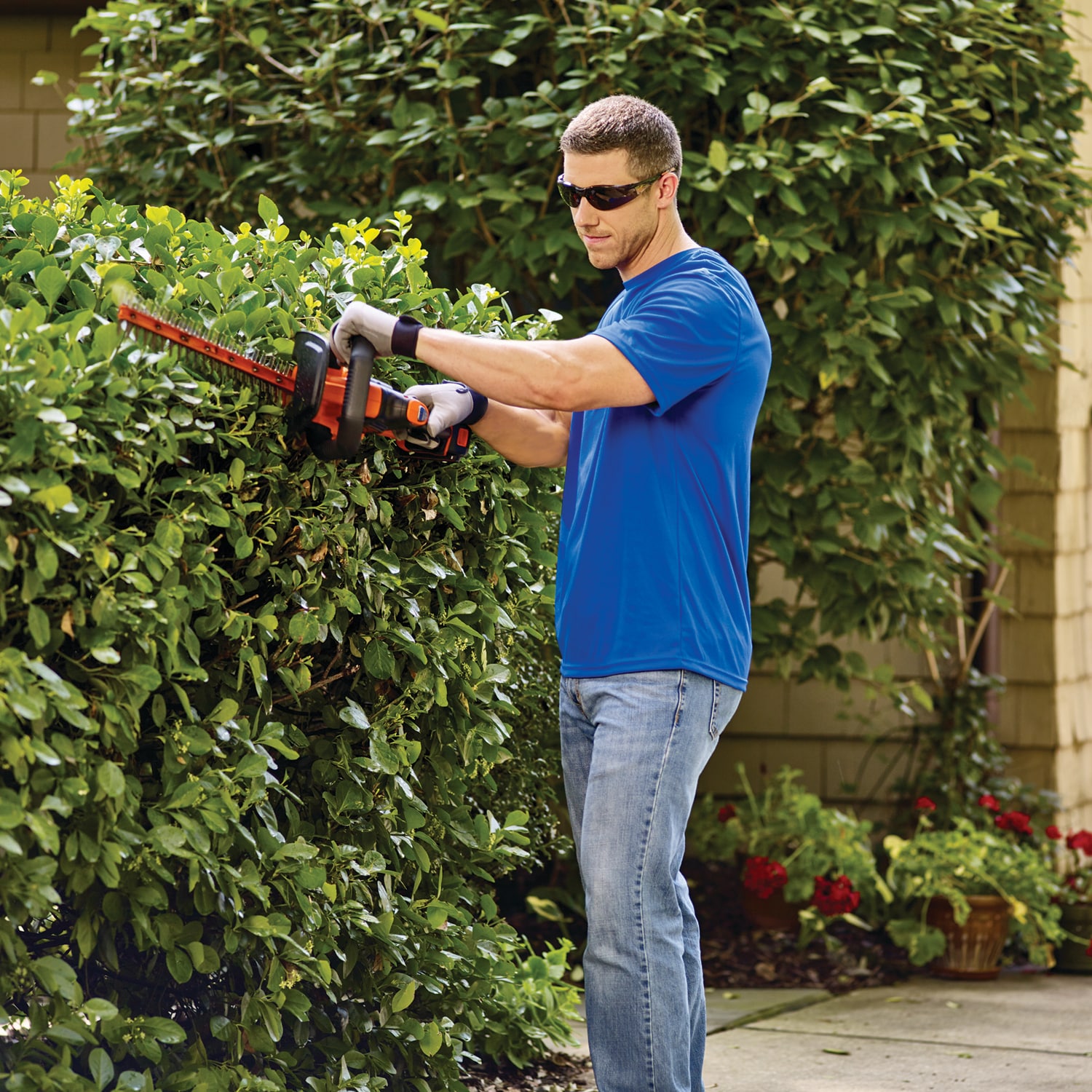 BLACK+DECKER POWERCUT 20-volt Max 22-in Battery Hedge Trimmer 1.5 Ah  (Battery and Charger Included) in the Hedge Trimmers department at