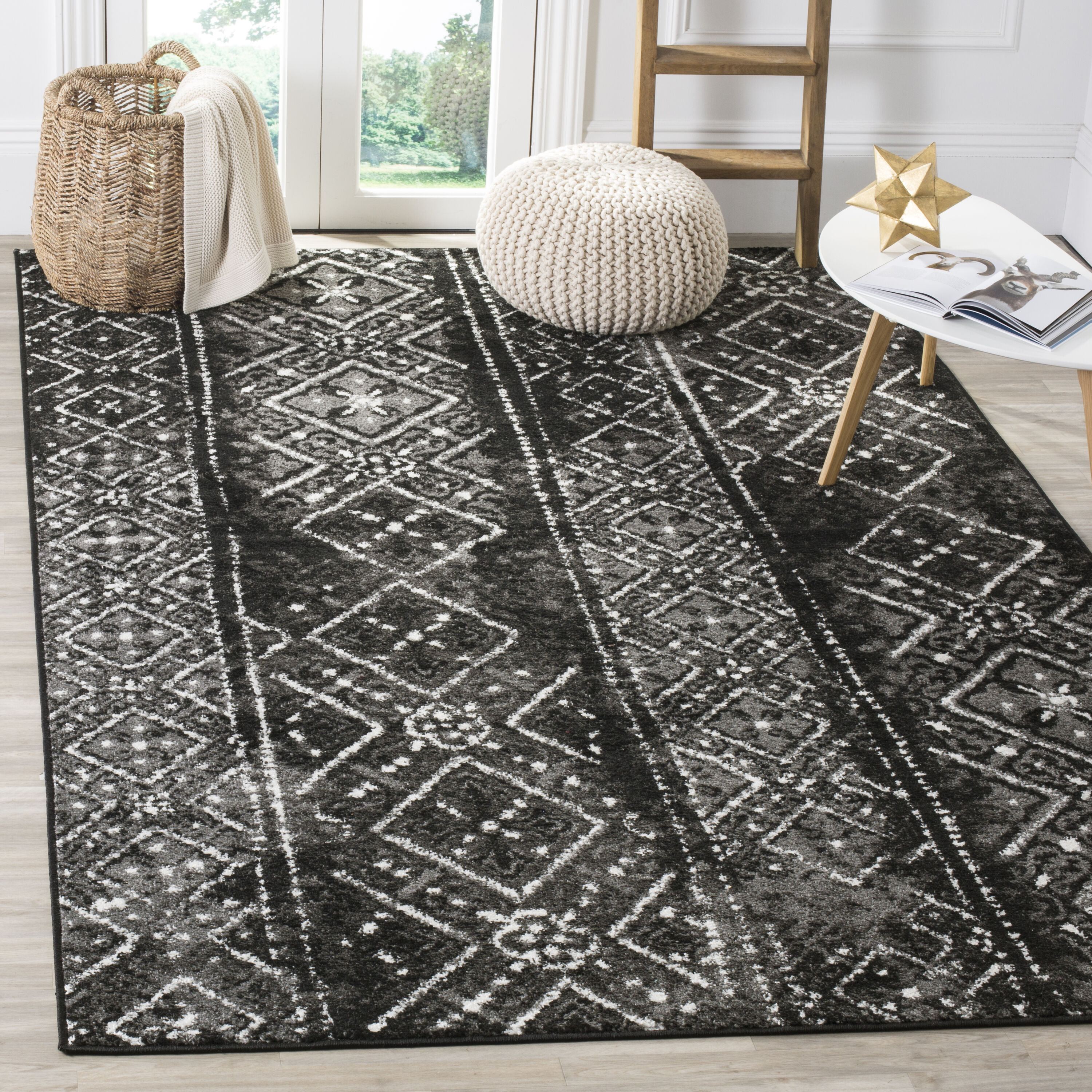 Adirondack Montague Geometric Easy-Care 6' Square Rug in Silver/Black