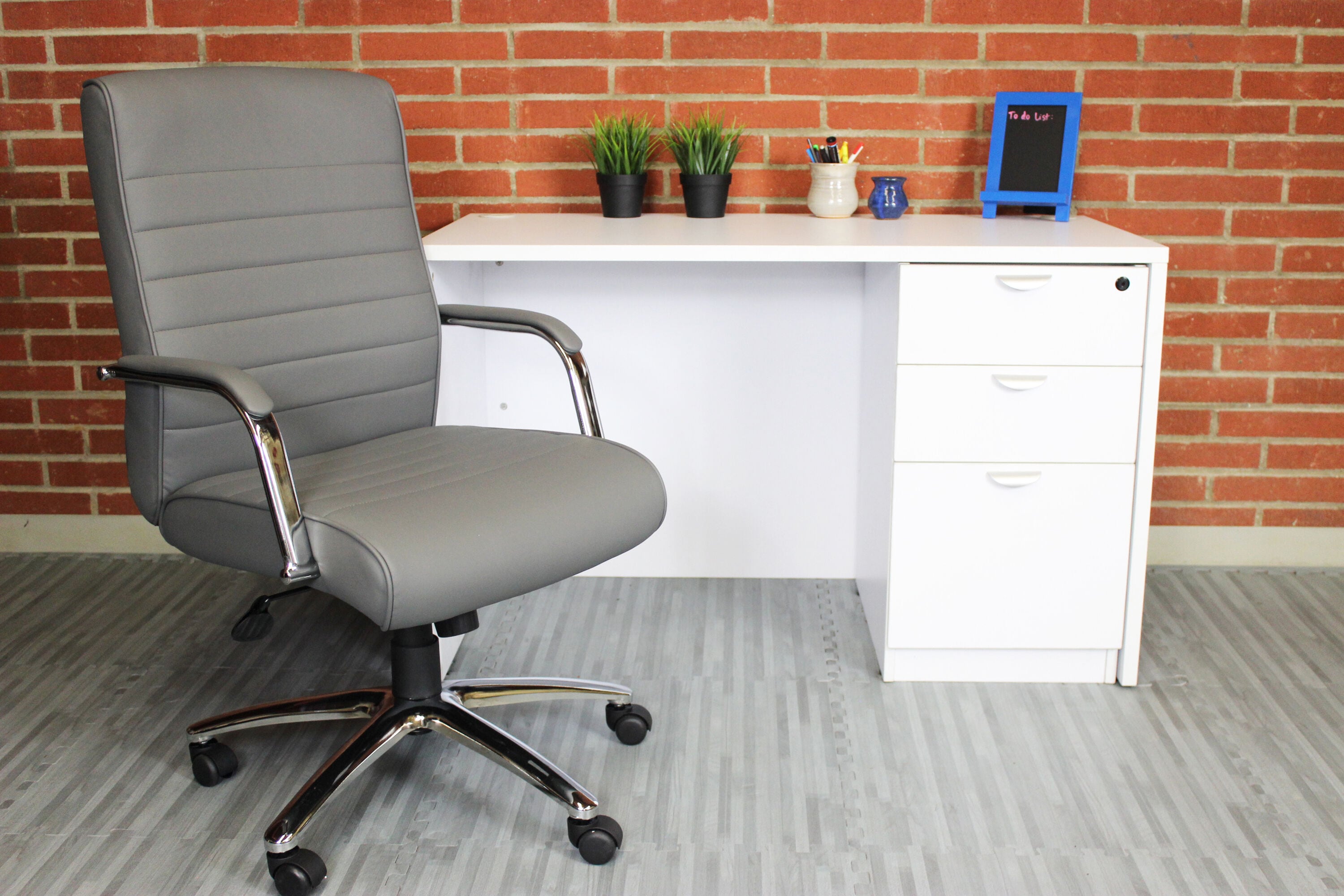 Modern Executive Ergonomic Swivel Chair in Ribbed Gray Vinyl