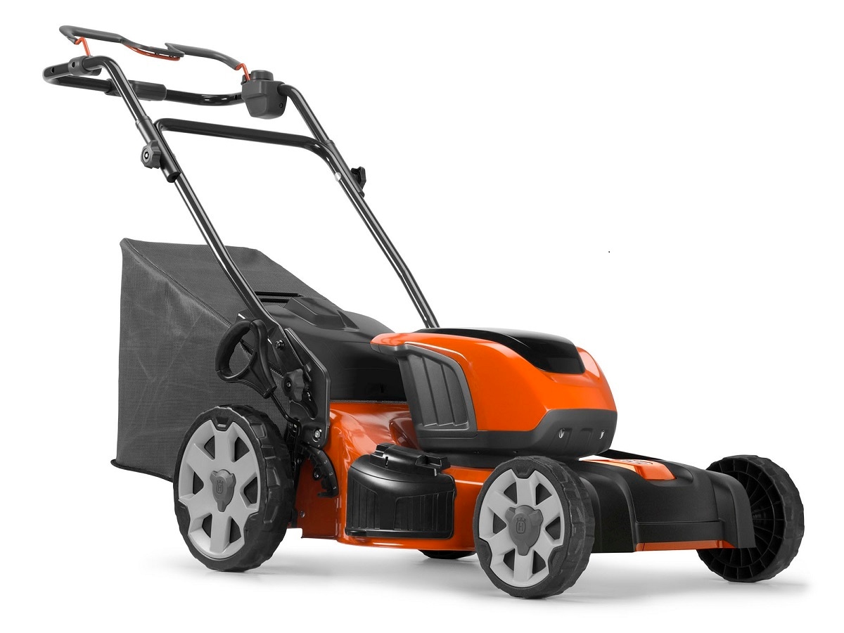 Husqvarna Lawn Xpert LE322R 40-volt 21-in Cordless Self-propelled Lawn Mower  15 Ah, 970607602 at Tractor Supply Co.