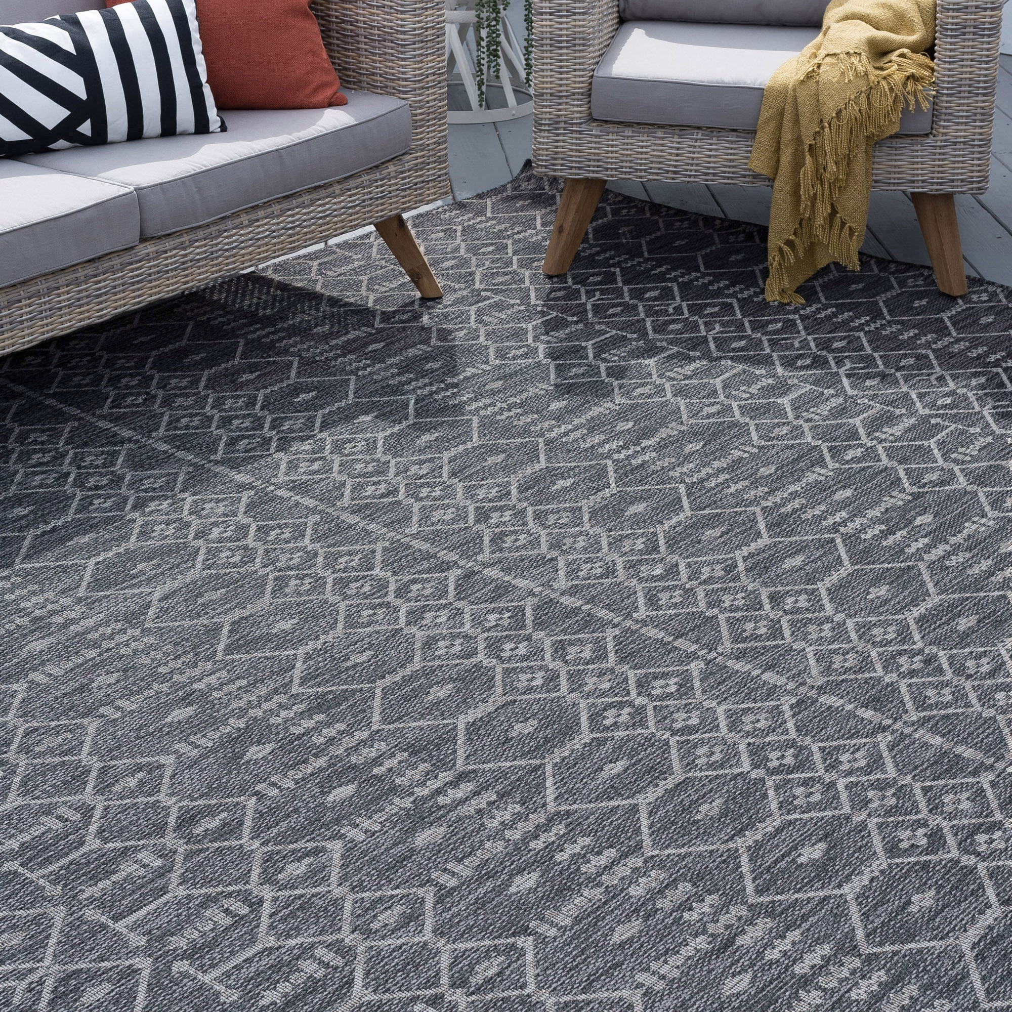 Project Source 6 x 8 Charcoal Indoor/Outdoor Solid Area Rug in the Rugs  department at