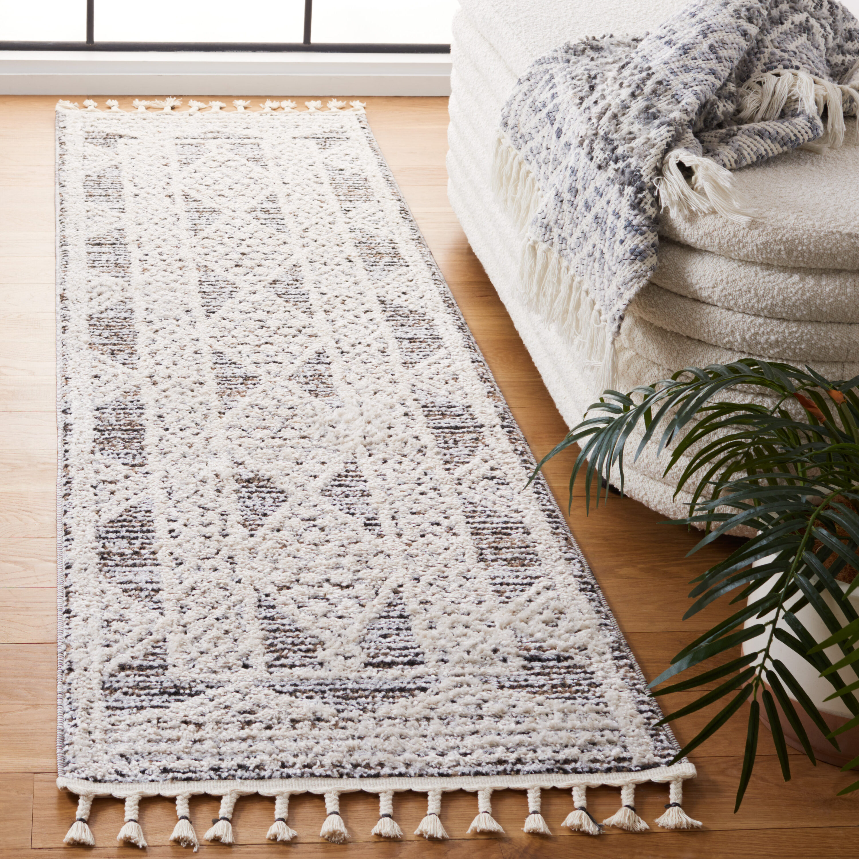 Chapel 404Z Black/Ivory 2ft-2in x 8ft Runner Rug