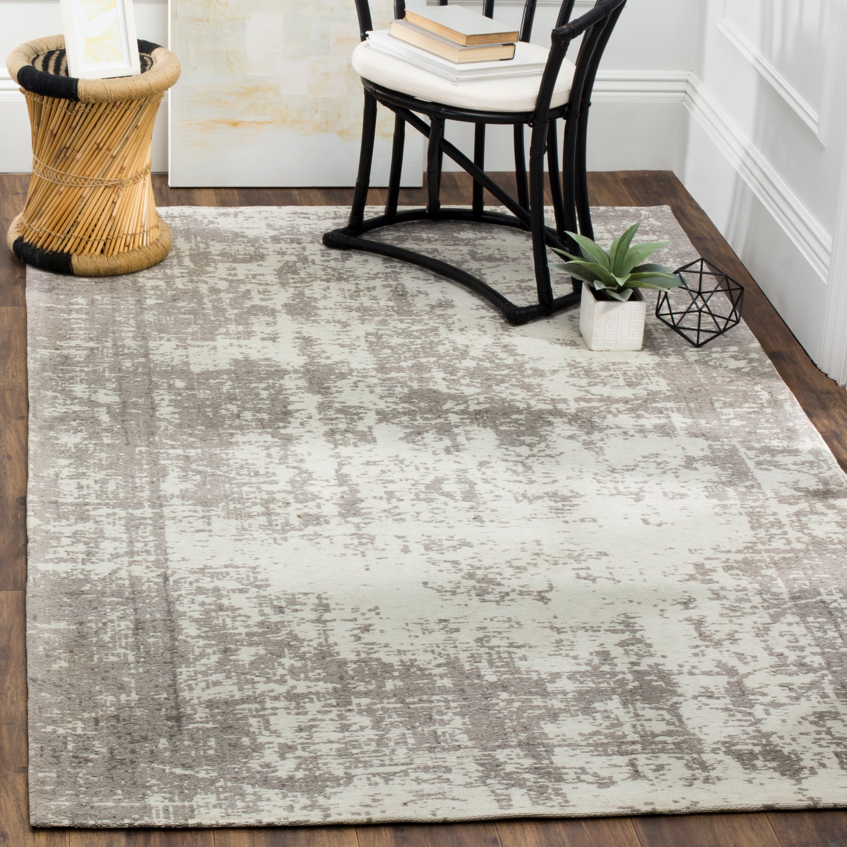 Safavieh CLV225B-3 Classic Vintage Viron 3 x 5 (ft) Loomed Synthetic Silver/Ivory Rectangular Indoor Distressed/Overdyed Vintage Throw rug