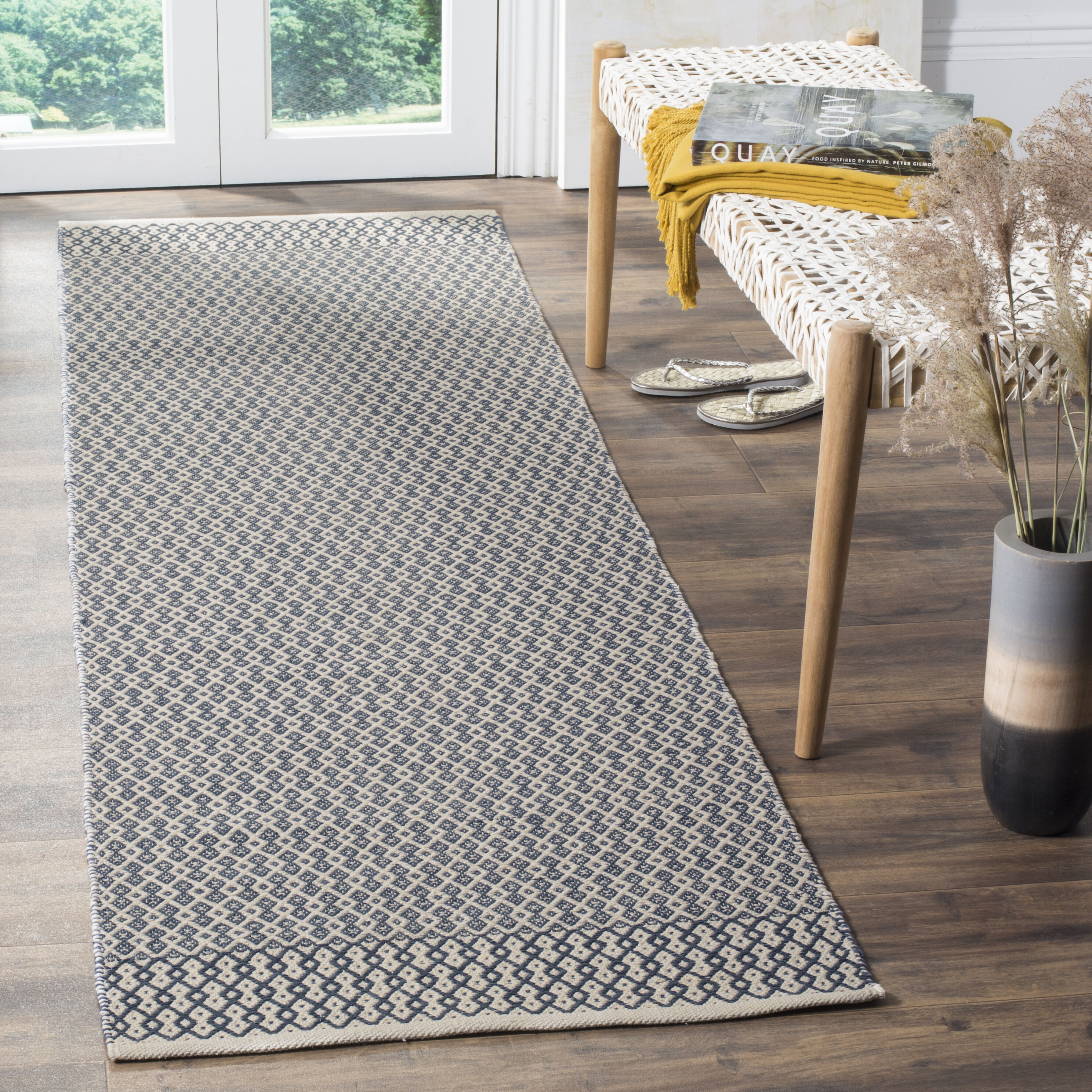 Safavieh MTK339B-28 Montauk Mandalay 2 x 8 (ft) Cotton Ivory/Navy Rectangular Indoor Geometric Coastal Runner rug