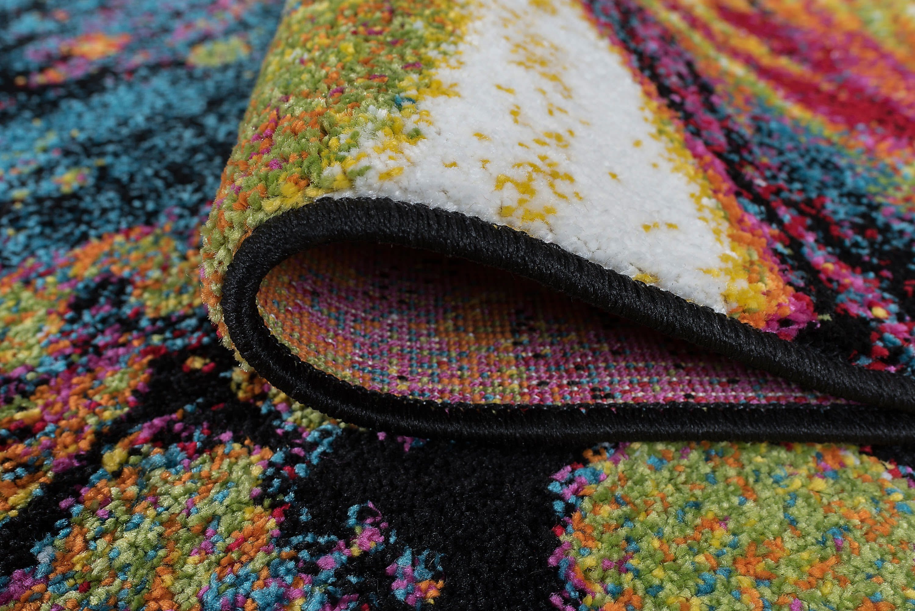 Reversible Abstract Black 5'3" x 7'3" Synthetic Area Rug