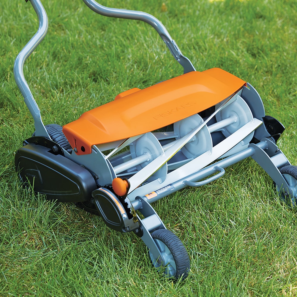 Fiskars 18-Inch Reel Lawn Mower with InertiaDrive Technology, Eco