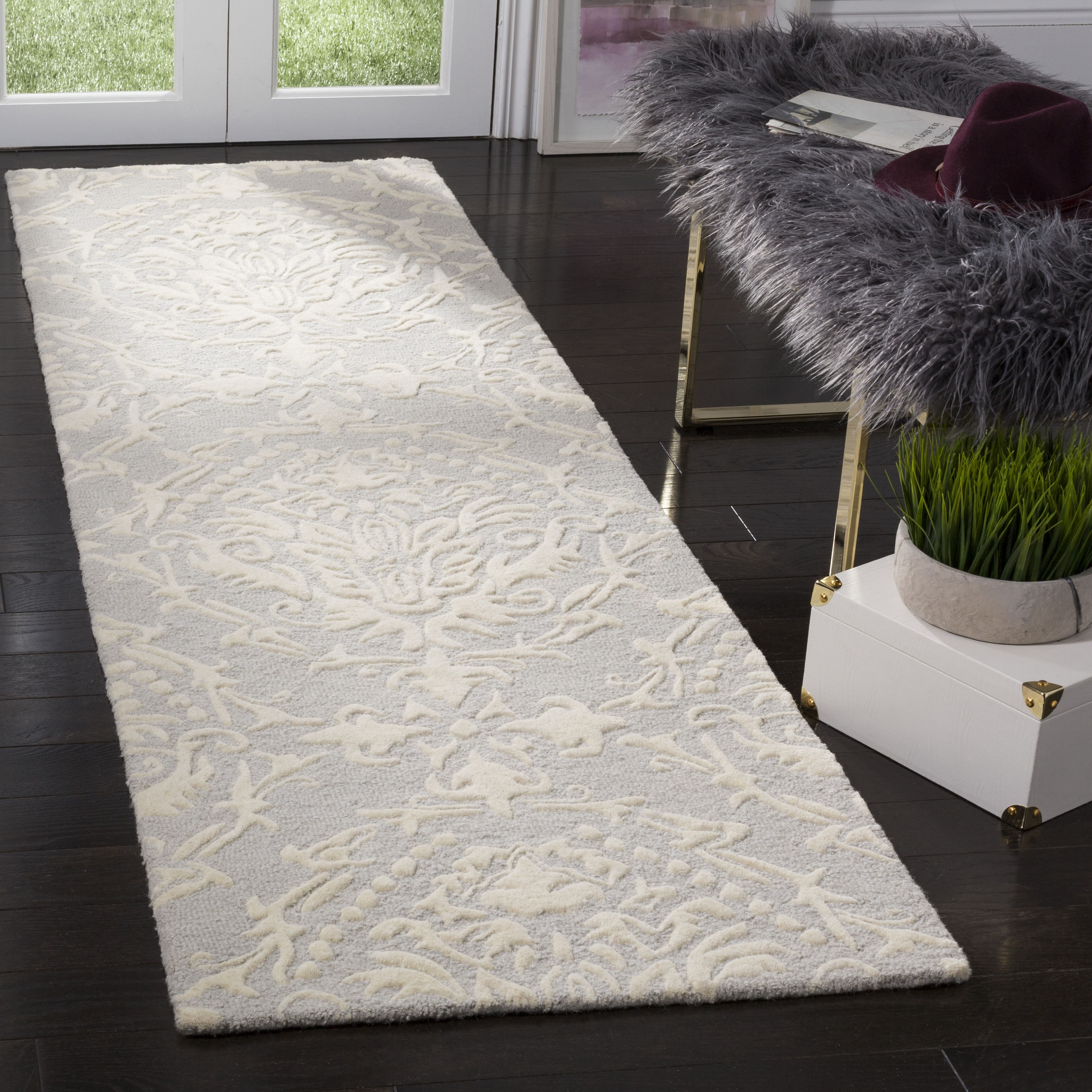 Safavieh BLM107A-28 Blossom Lollie 2 x 8 (ft) Tufted Wool Light Gray/Ivory Rectangular Indoor Floral/Botanical Bohemian/Eclectic Runner rug