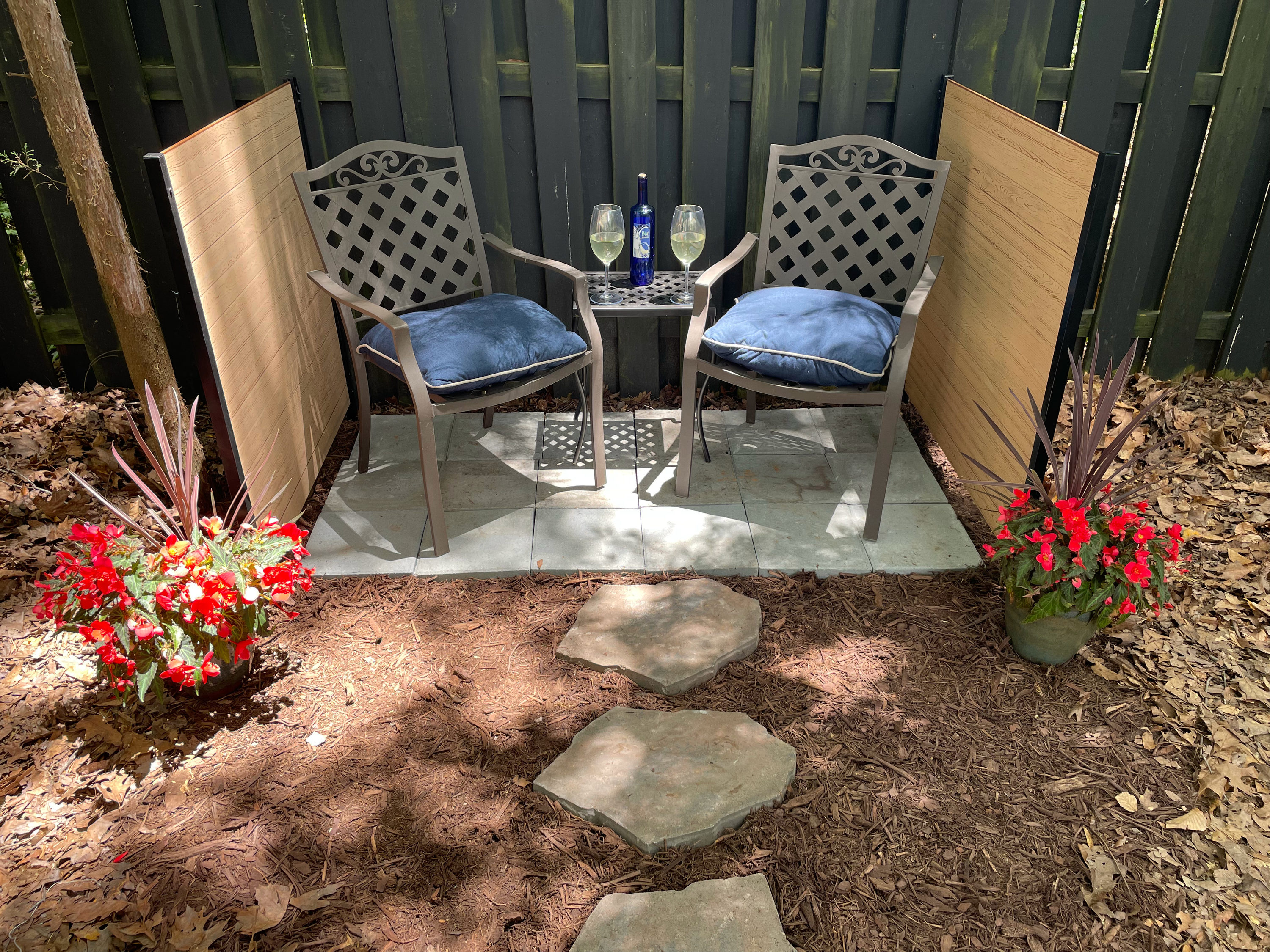 Charcoal No Dig Vinyl Privacy Screen with WoodTek Finish