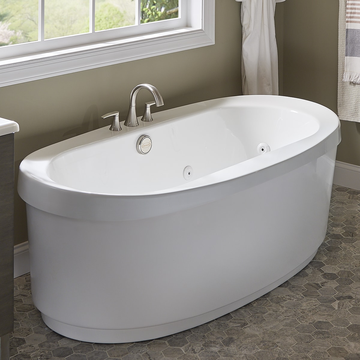 Jacuzzi INIZIO 35.625-in x 65.5-in White Acrylic Oval Freestanding ...