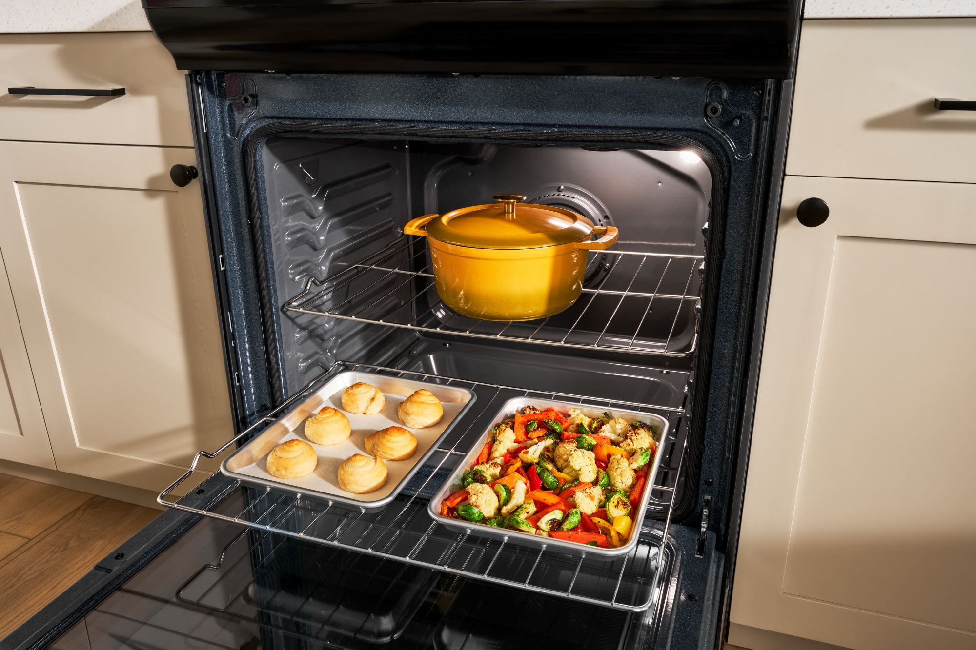 Whirlpool 30-in 4 Burners 6.4-cu ft Self-cleaning Air Fry Convection ...