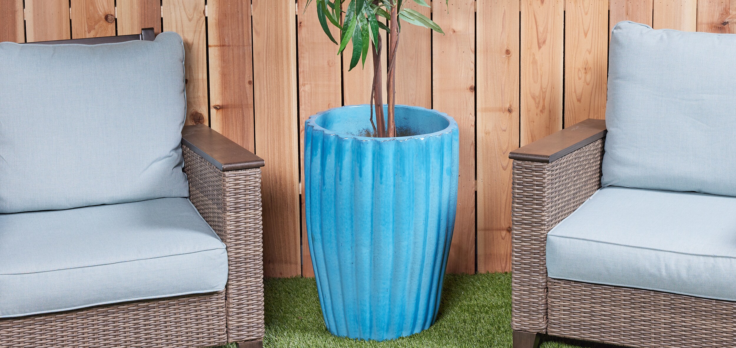 Trendspot Round 18.11-in W X 27.165-in H Blue Ceramic Outdoor Planter ...