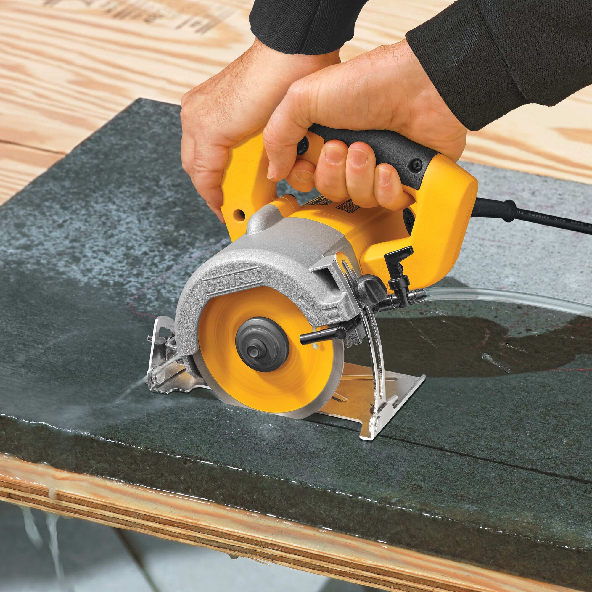 DEWALT 4.375-in 10.8-Amp Wet Handheld Corded Tile Saw in the Tile Saws  department at