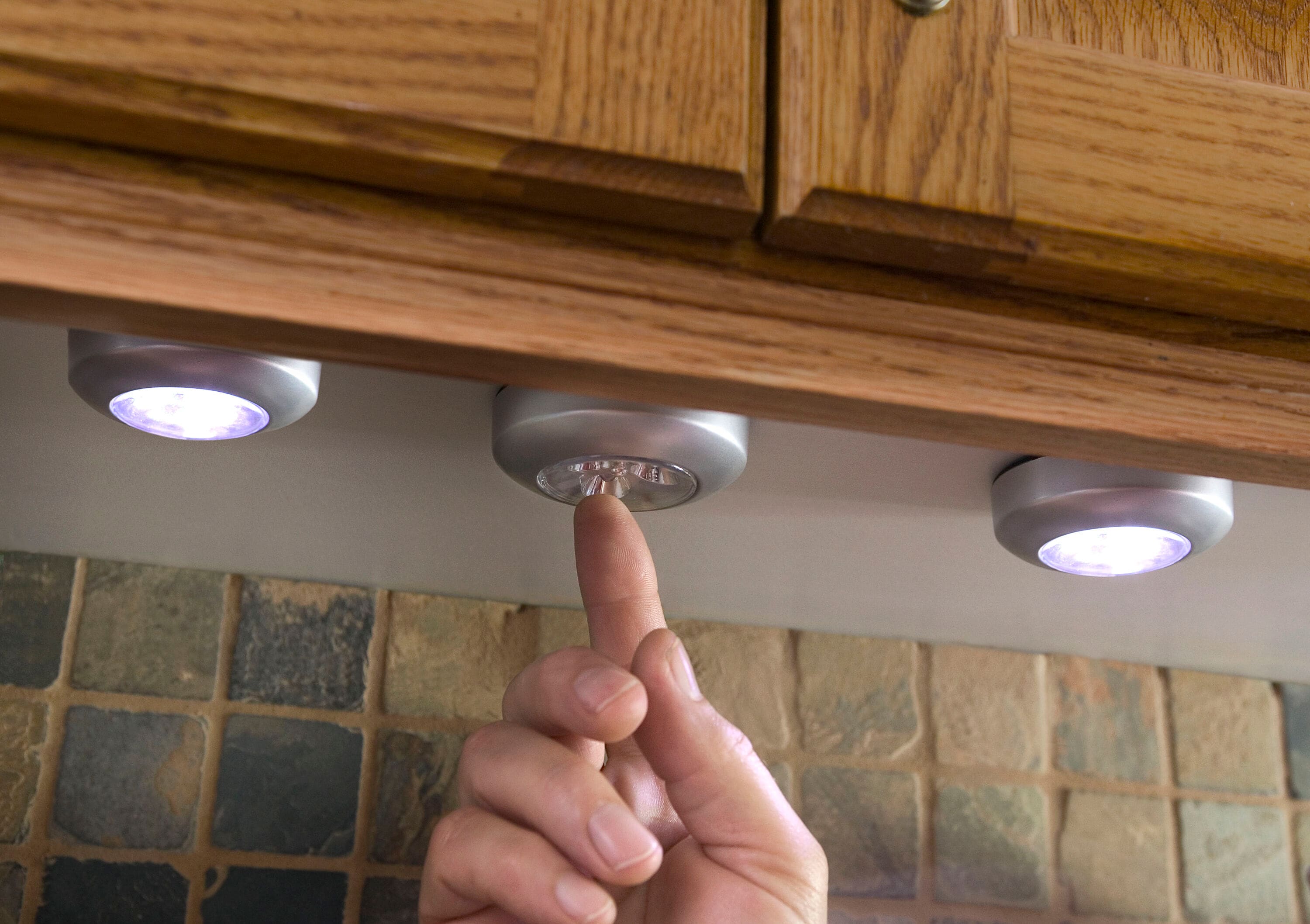 Как выводить светильника. Светильник на липучке на кухню. Светильник для кухни под шкафы. Светодиодные светильники для кухни. Светильник кухонный на батарейках.