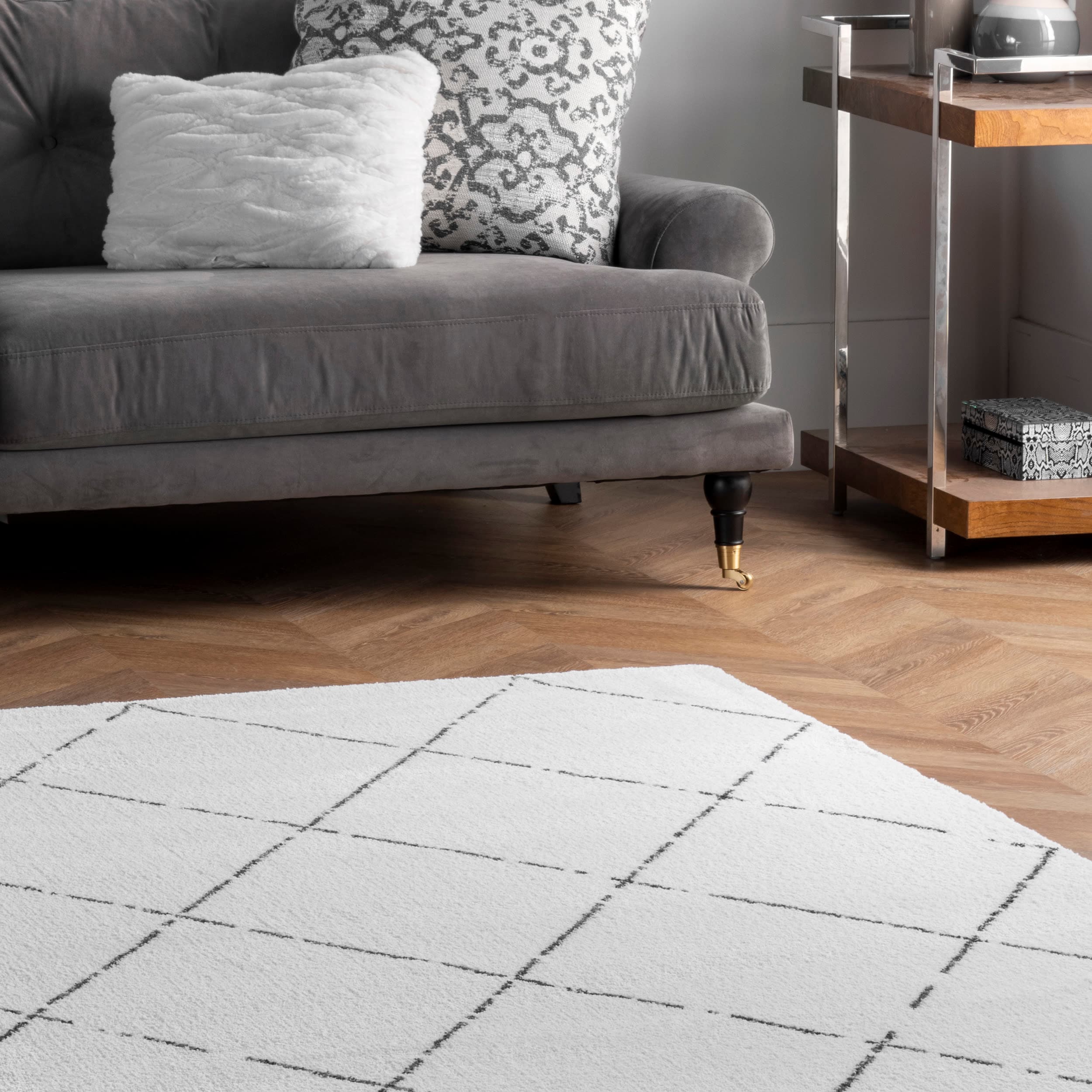 Handmade Black Geometric 4' x 6' Tufted Shag Rug