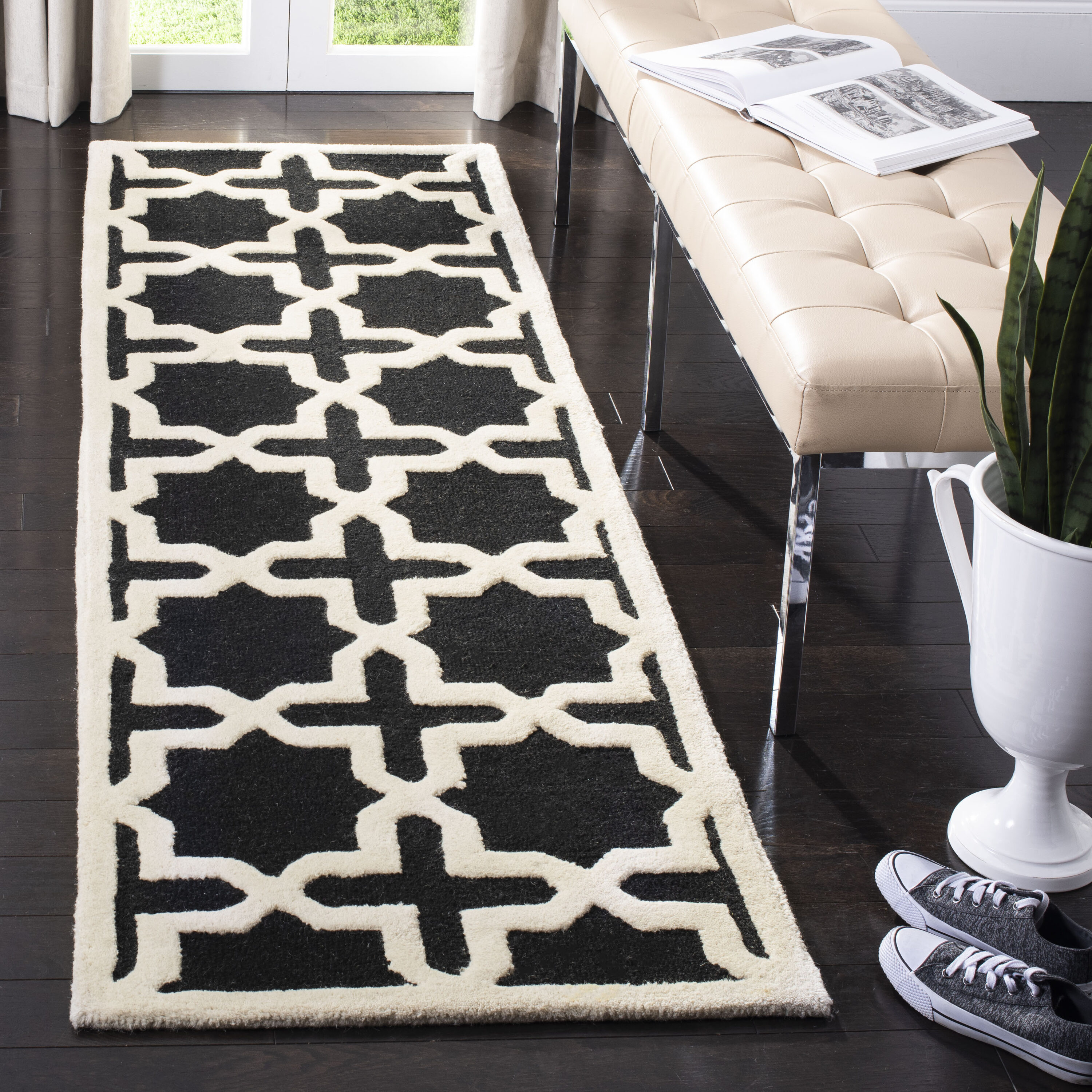 Safavieh CAM125E-26 Cambridge Marakesh 3 x 6 (ft) Tufted Wool Black/Ivory Rectangular Indoor Abstract Runner rug