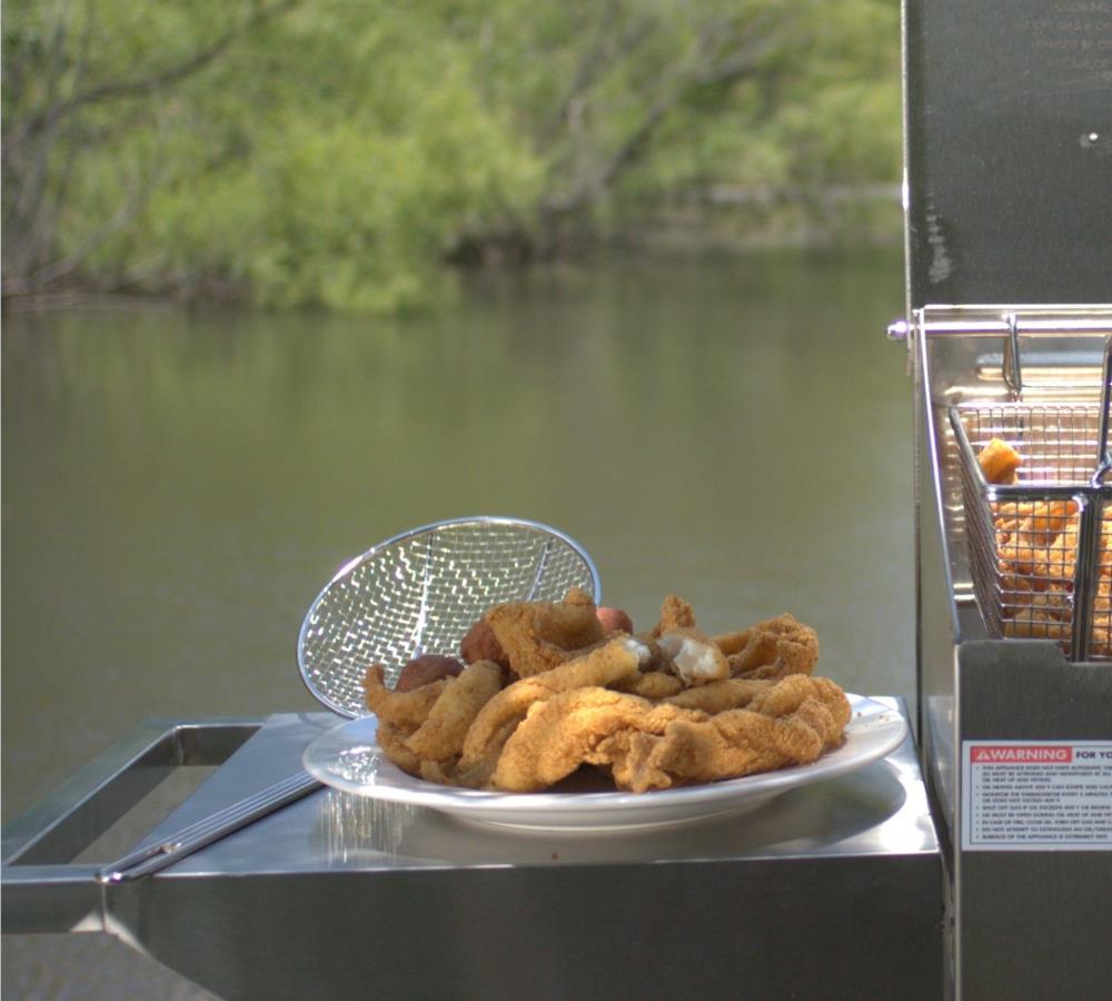 Bayou Classic Oval Fryer with Griddle Lid, 6 qt