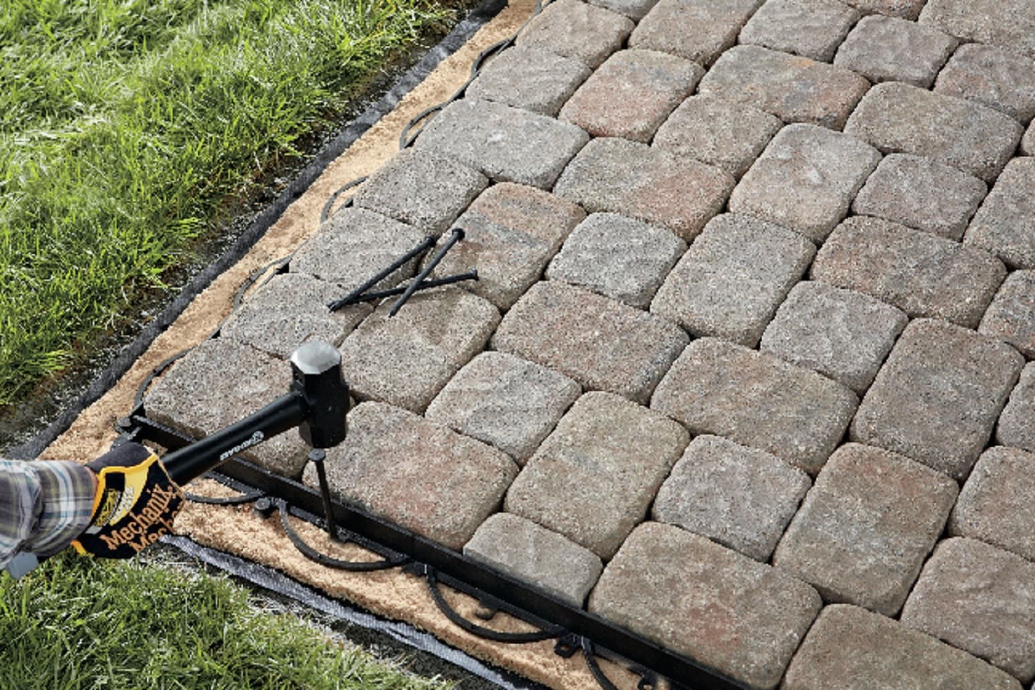 8 Pack 8 in Black Plastic Paver Spike in the Edging Stakes