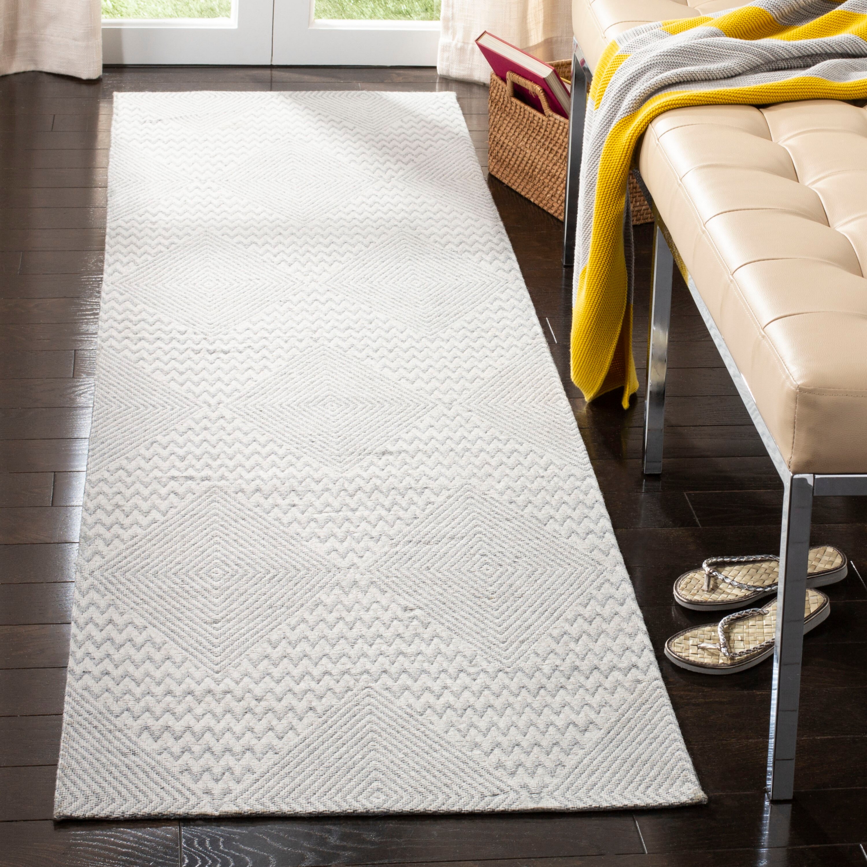 Safavieh MRB304G-28 Marbella Hatsue 2 x 8 (ft) Loomed Synthetic Silver/Ivory Rectangular Indoor Abstract Coastal Runner rug