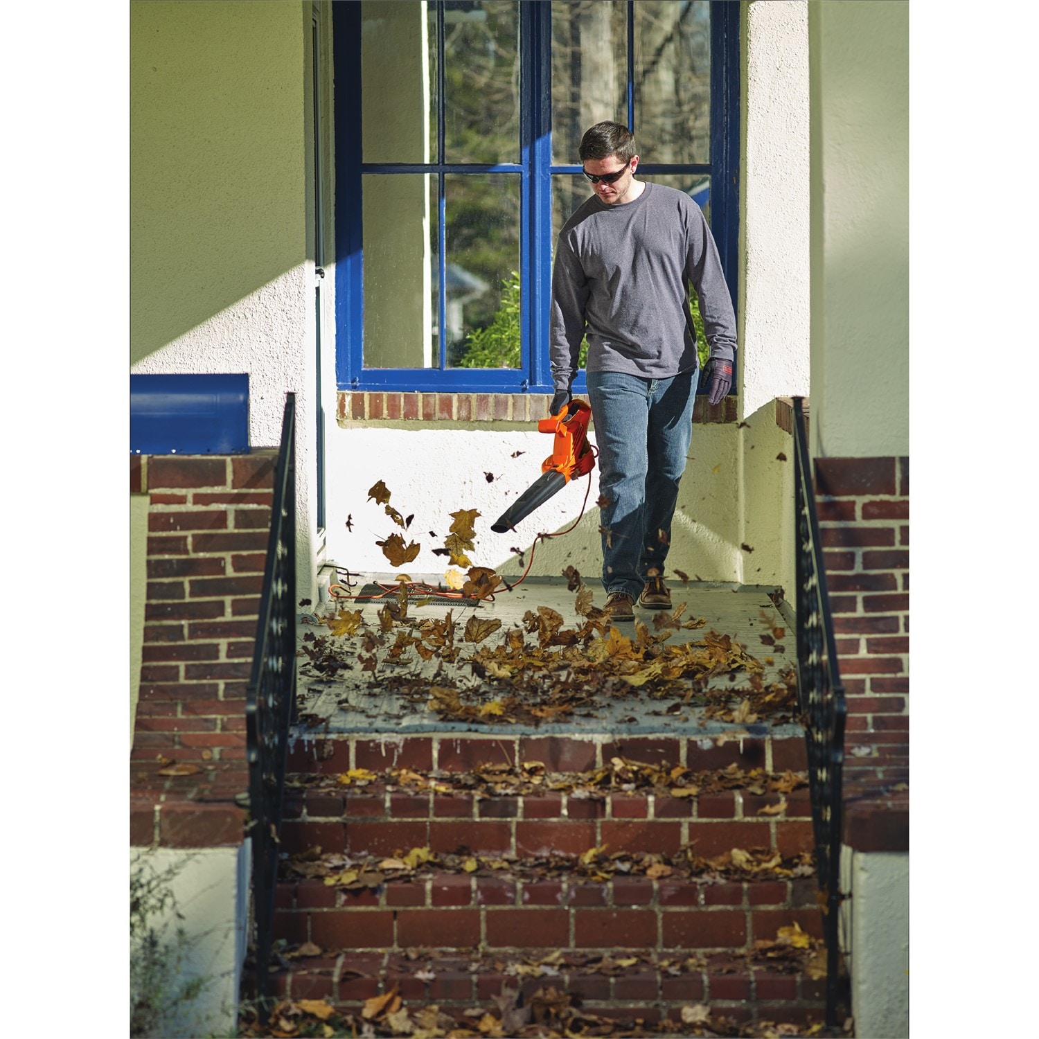 BLACK & DECKER 320-CFM 200-MPH Corded Electric Handheld Leaf Blower in the  Leaf Blowers department at