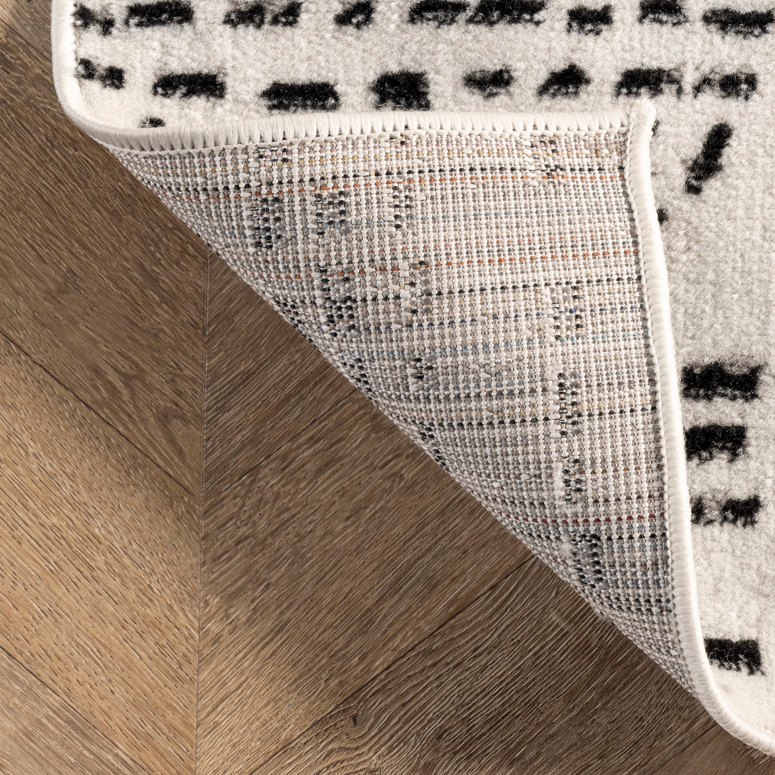 Olivia Moroccan 4' x 6' Black and White Synthetic Area Rug