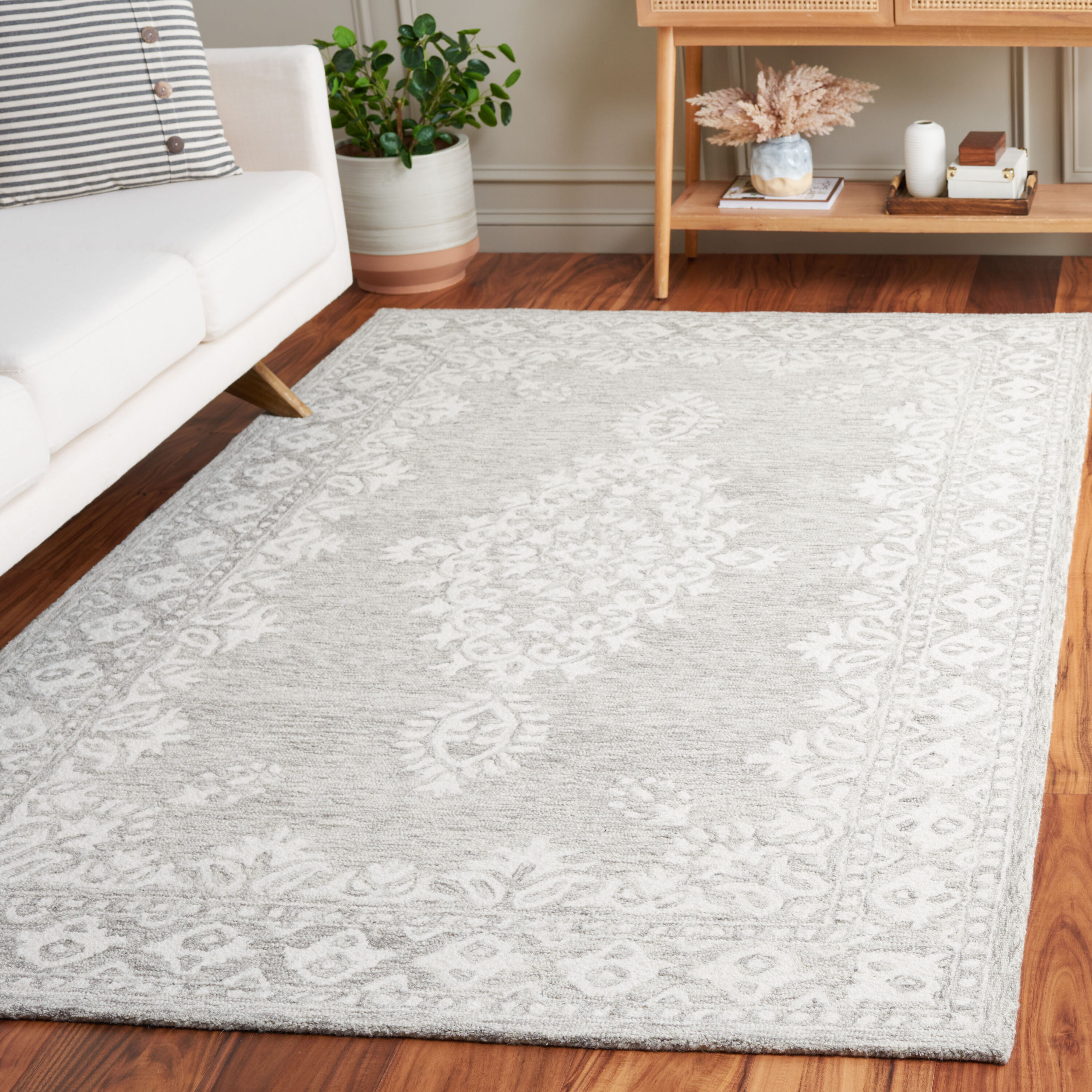 Ebony 650 Gray/Ivory Traditional 4ft x 6ft Small Rectangle Rug