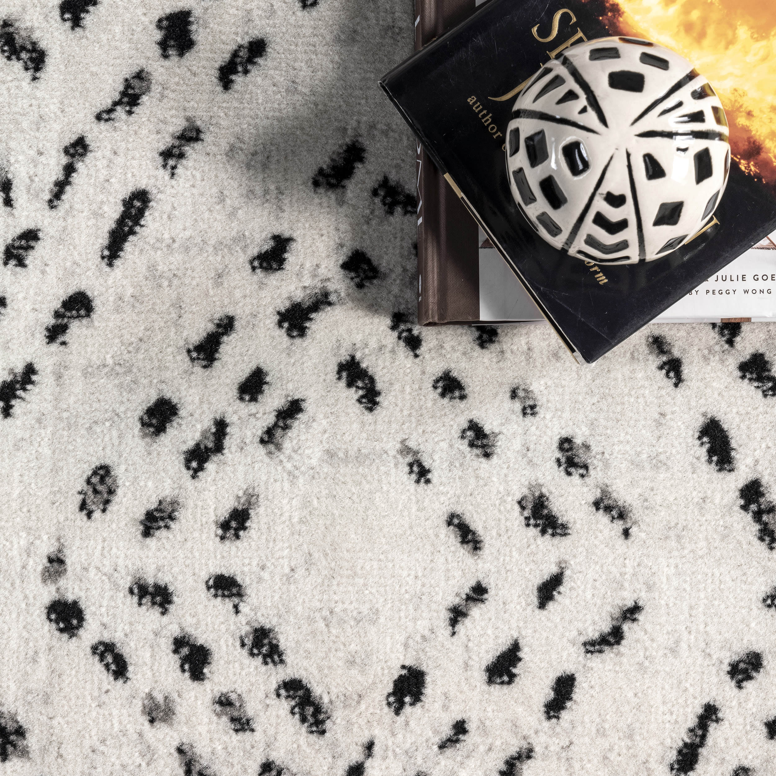 Olivia Moroccan 4' x 6' Black and White Synthetic Area Rug