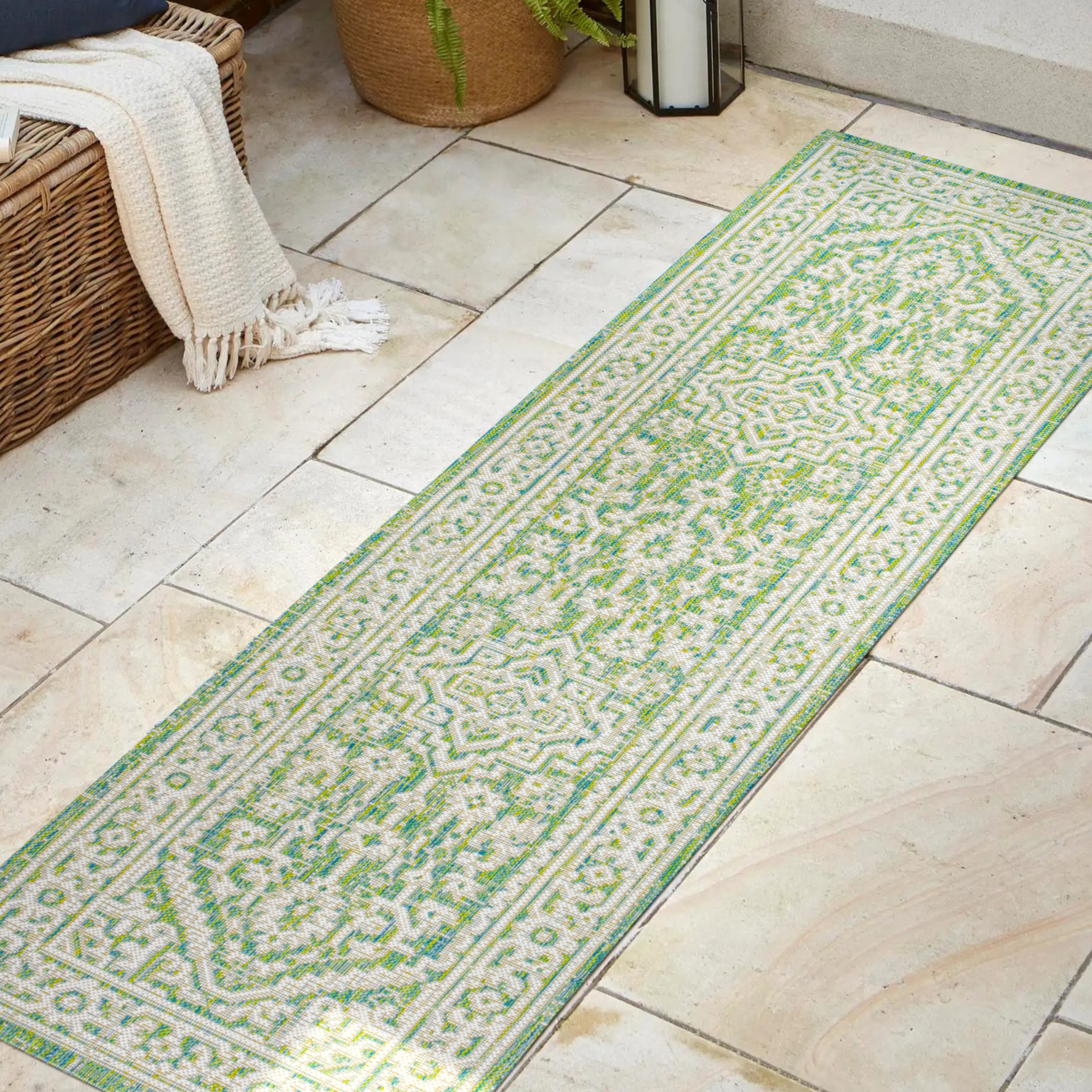 Sinjuri Cream/Green Medallion Textured Weave Reversible Area Rug