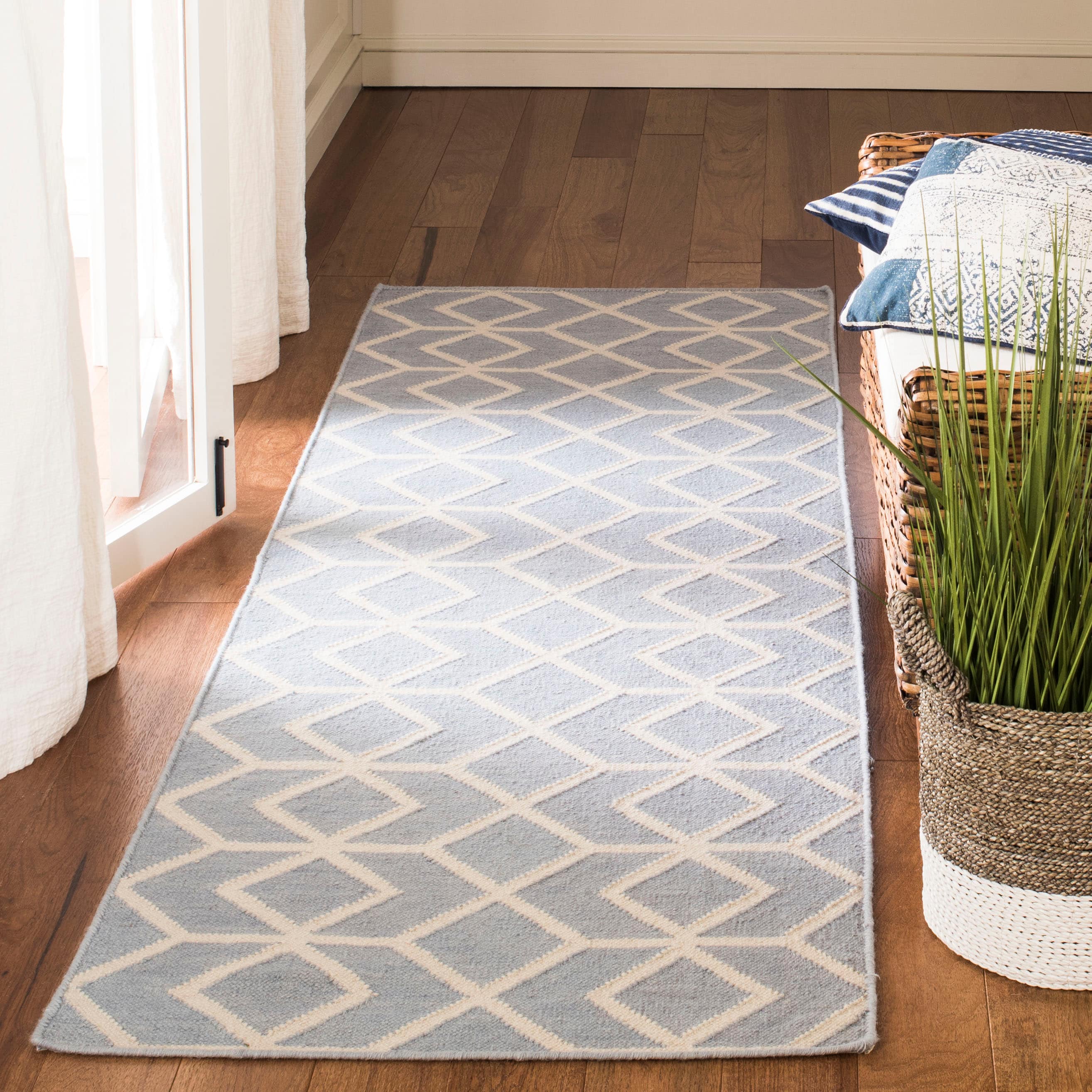 Safavieh DHU560A-28 Dhurries Carine 3 x 8 (ft) Wool Blue/Ivory Rectangular Indoor Geometric Coastal Runner rug