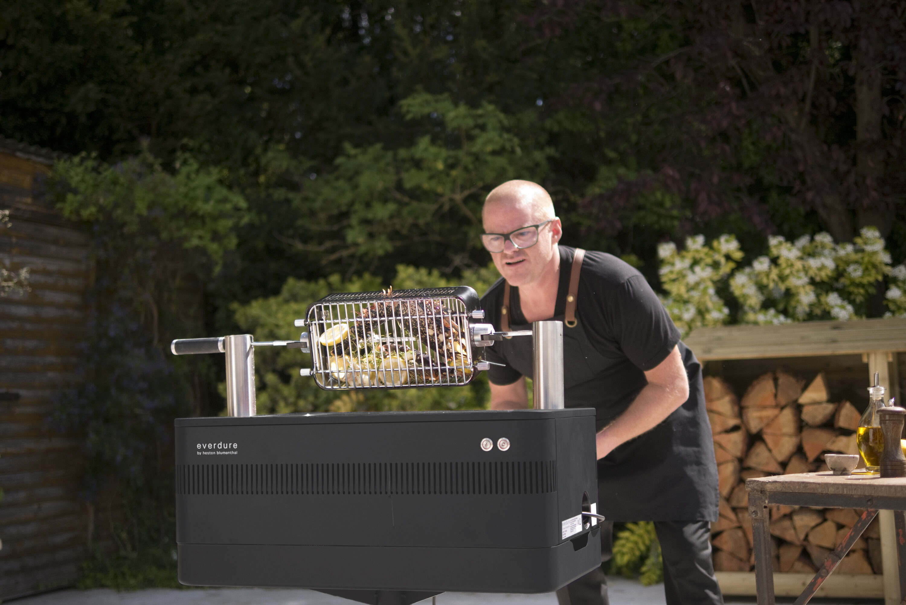 EVERDURE FUSION 23-in W Black Paint. Brushed Steel Charcoal Grill