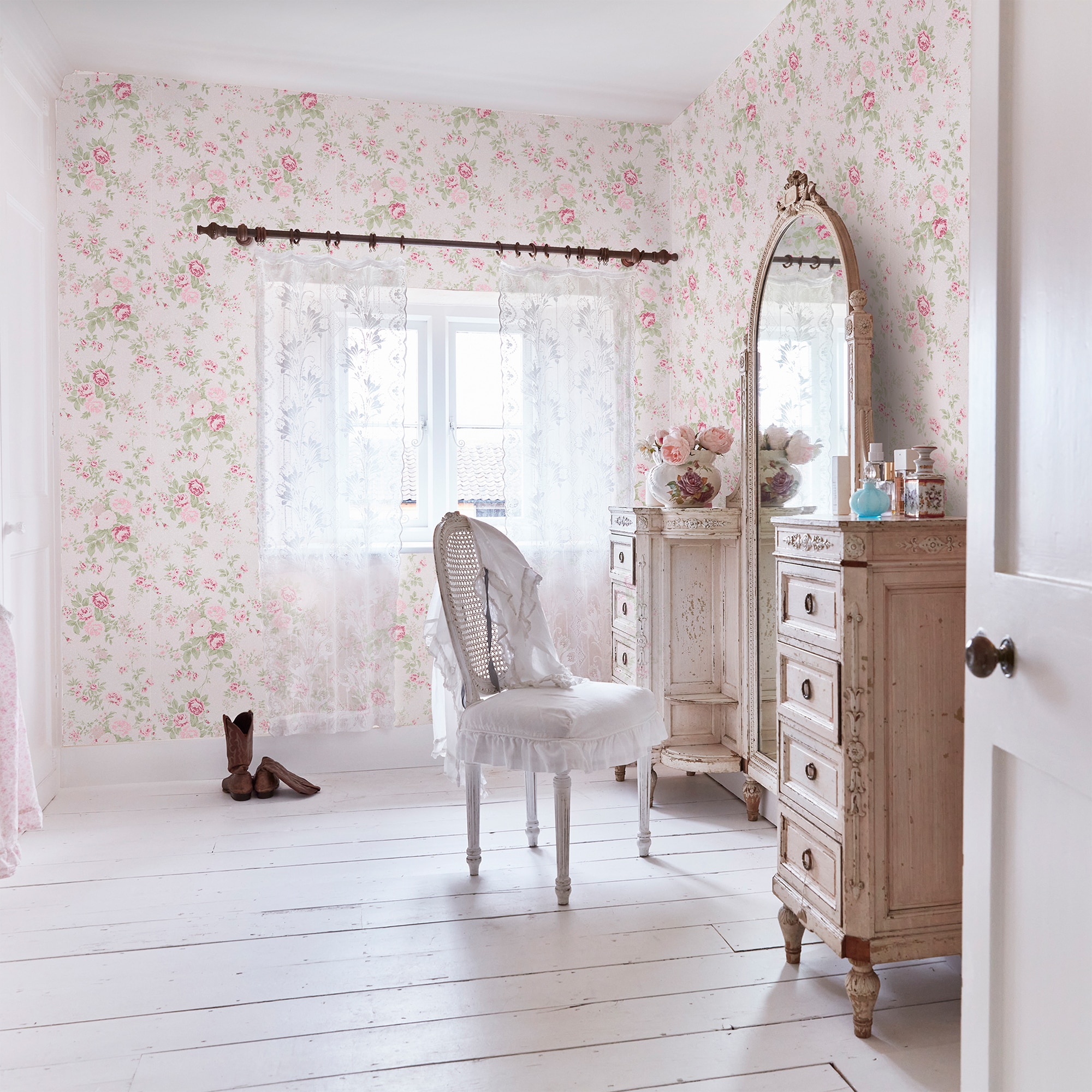 Rachel Ashwell 56-sq ft Pink Non-woven Textured Floral
