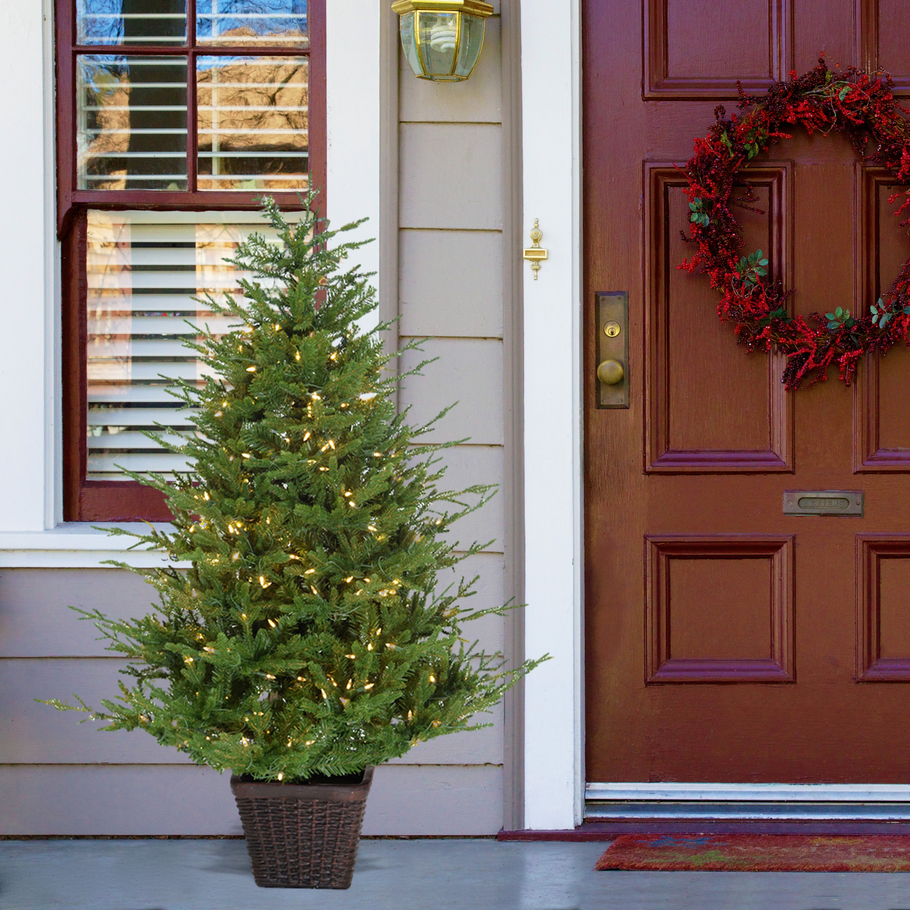 Fraser Hill Farm FFAD060P-5GR Artificial-Christmas-Trees - View #11