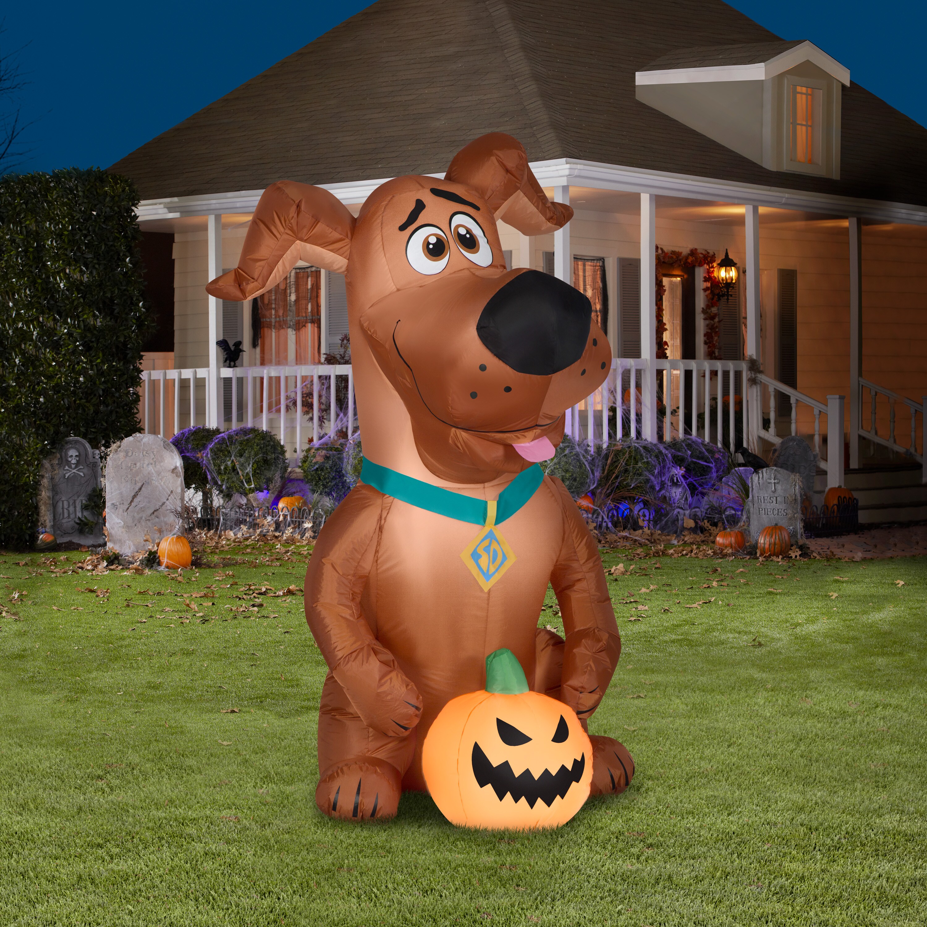 Gemmy 4.99-ft Pre-Lit Warner Bros. Scooby-doo Pumpkin Inflatable in the ...
