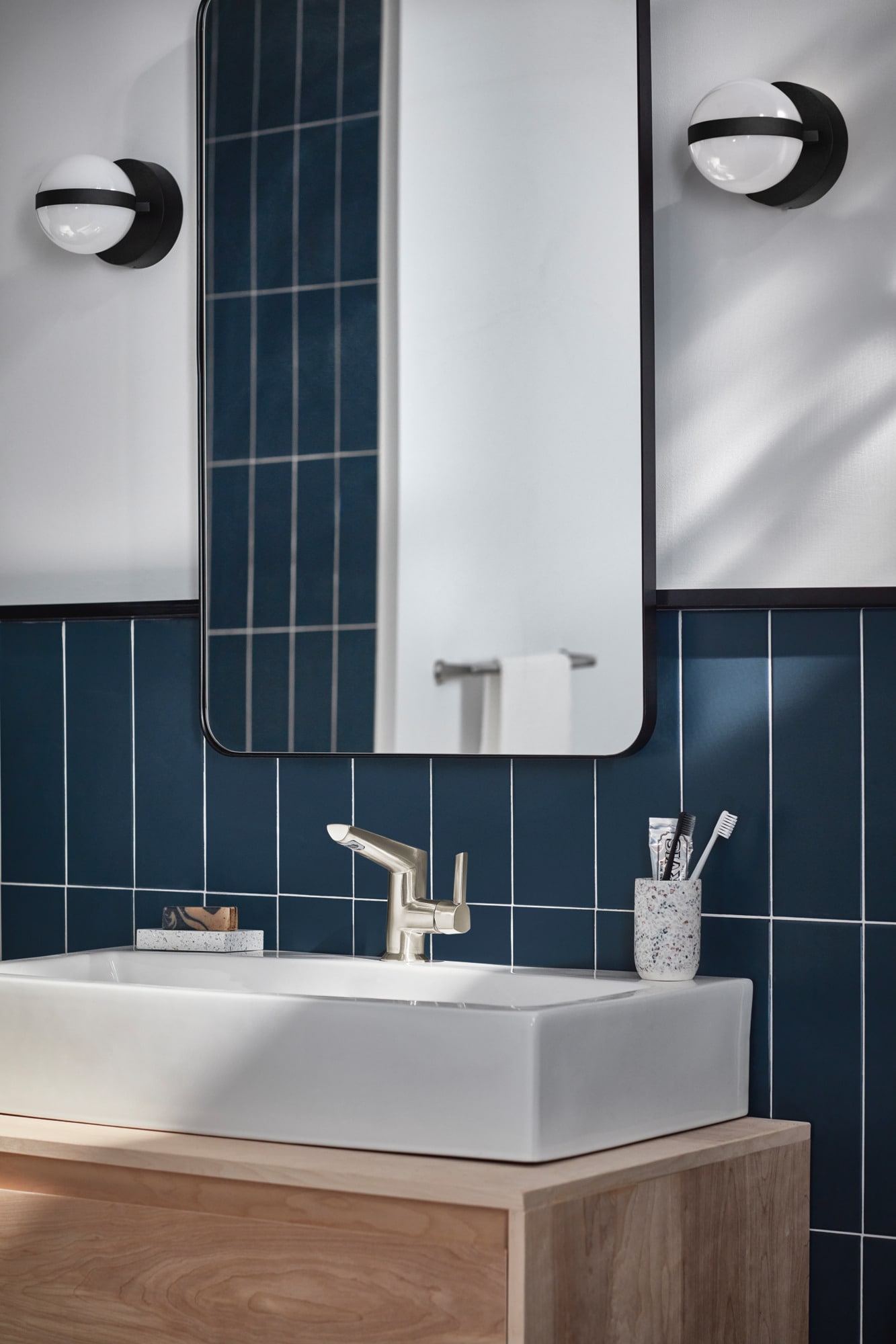 Delta Galeon Contemporary Single Hole Bathroom Faucet, Lumicoat Stainless