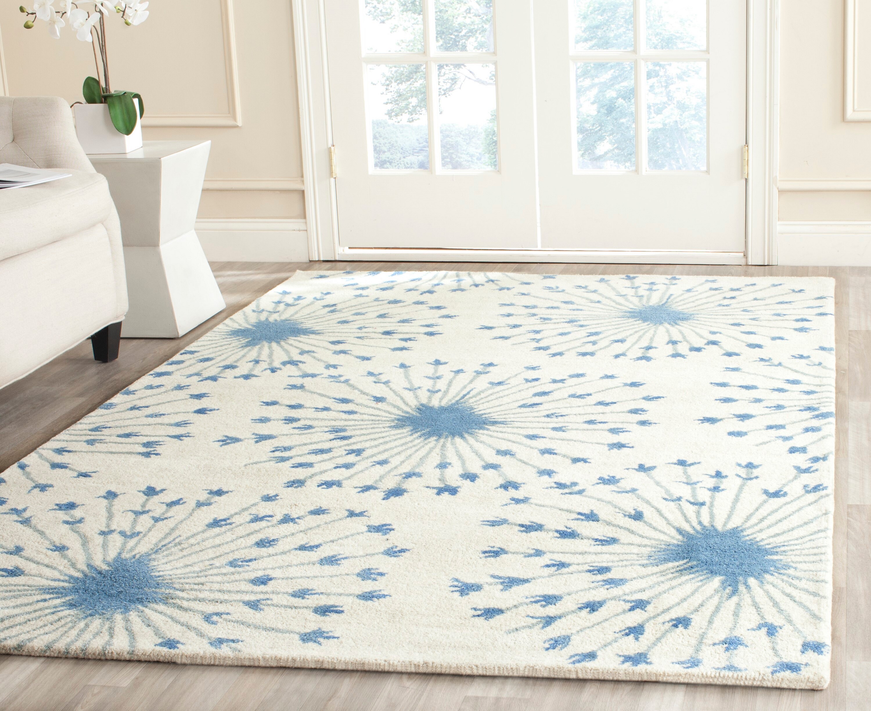 Safavieh BEL123B-2 Bella Spokes 2 x 3 (ft) Tufted Wool Beige/Blue Rectangular Indoor Floral/Botanical Farmhouse/Cottage Throw rug
