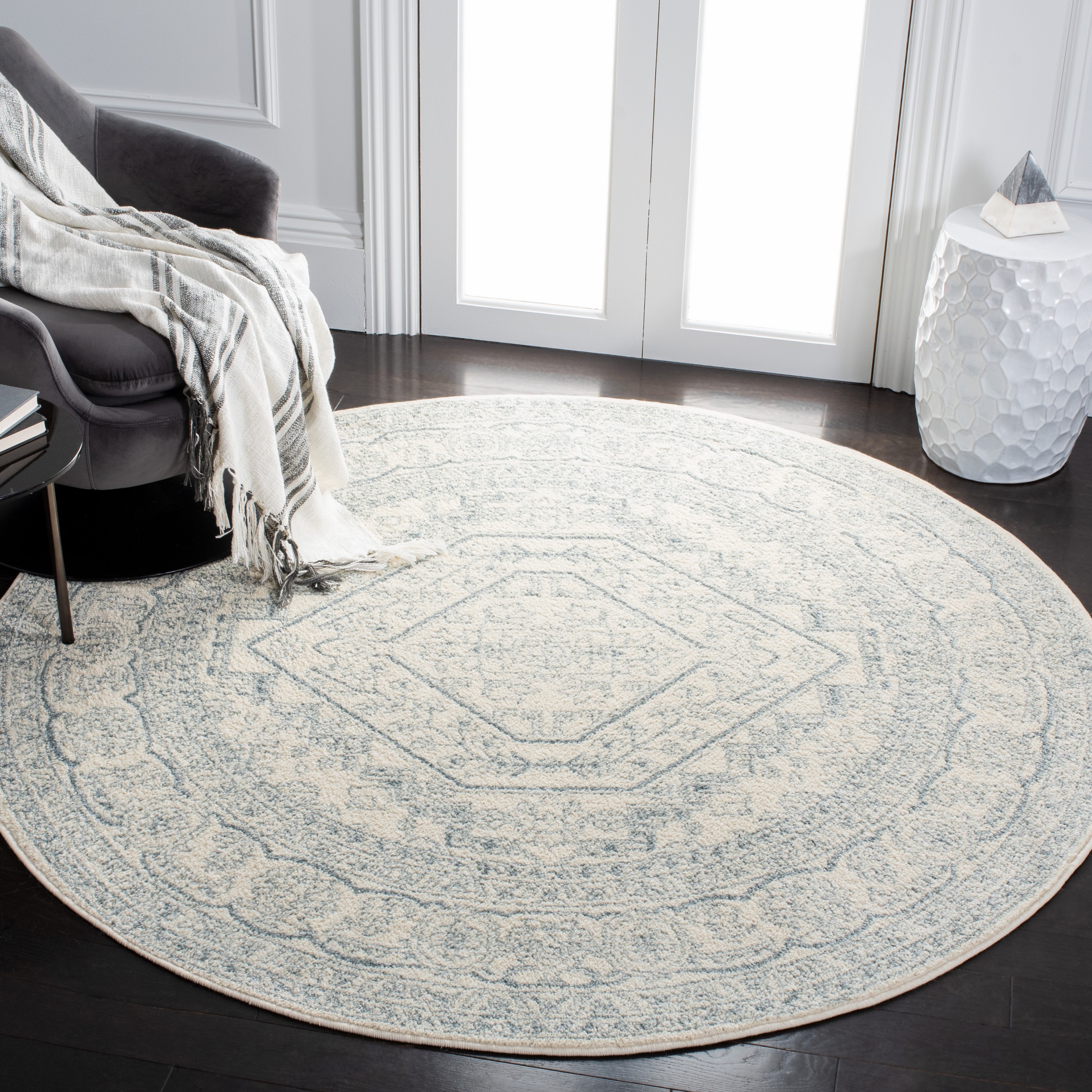 Safavieh ADR108S-6R Adirondack Herati 6 x 6 (ft) Loomed Polypropylene Ivory/Slate Round Indoor Distressed/Overdyed Lodge Area rug