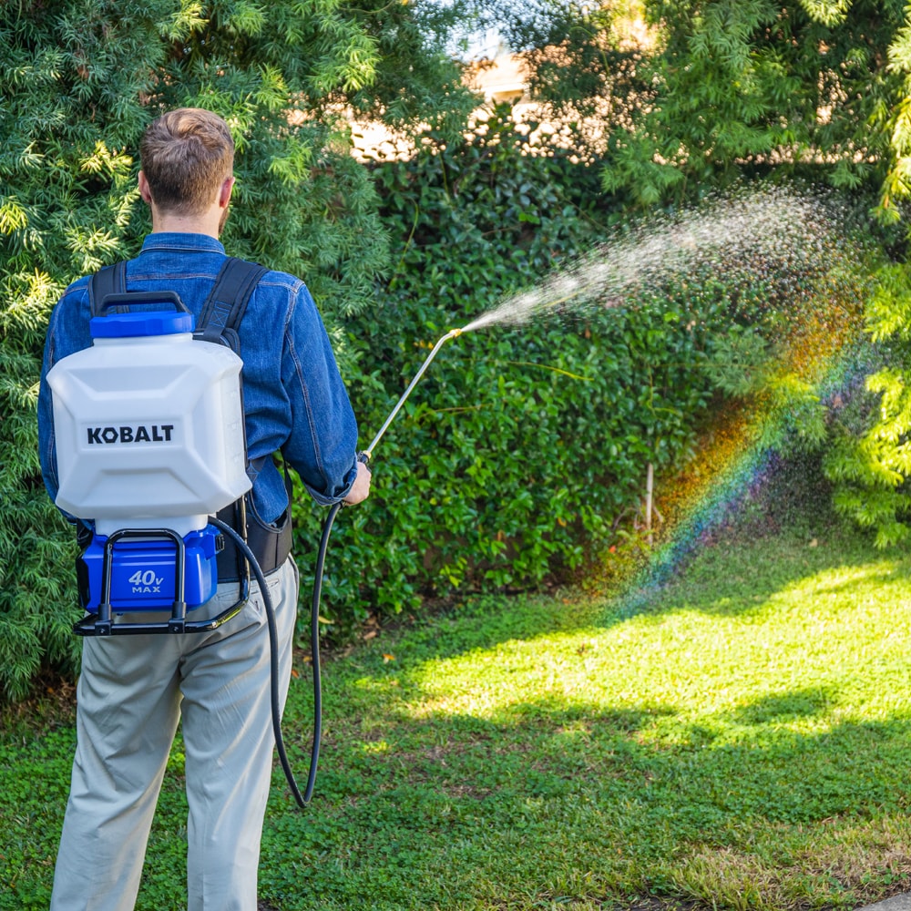 Kobalt 4-Gallons Plastic 40-volt Battery Operated Backpack Sprayer in the  Garden Sprayers department at