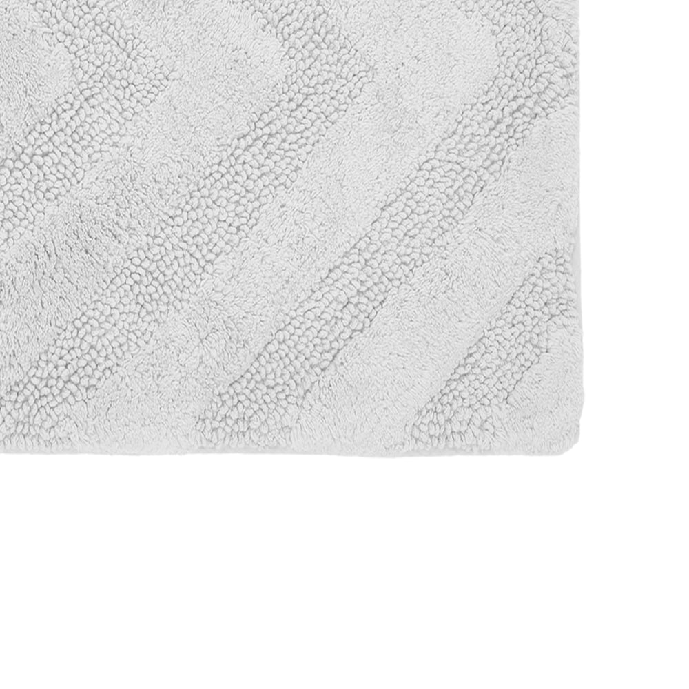 Hugo White Cotton Tufted Non-Slip Bath Rug 21" x 34"