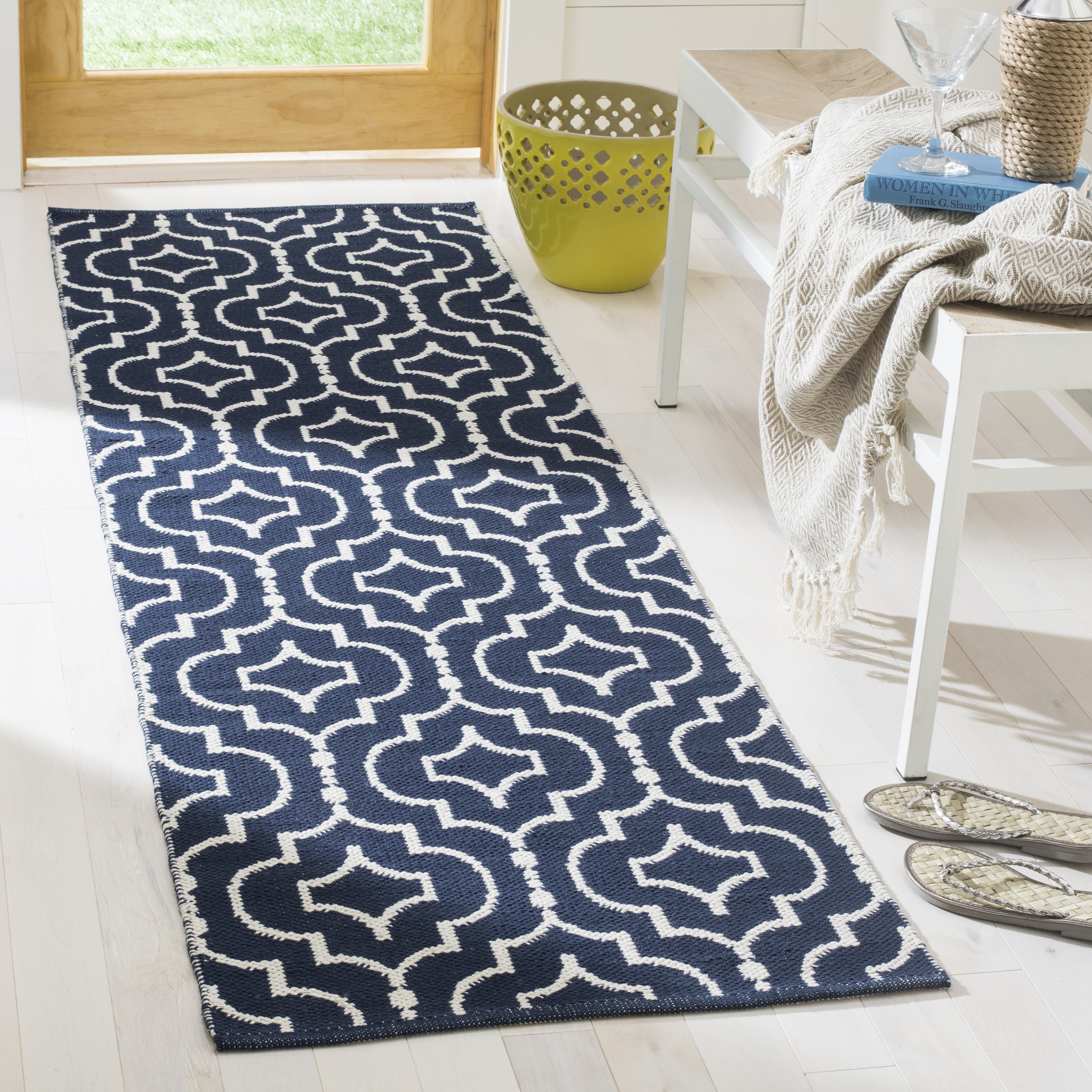 Safavieh MTK722H-27 Montauk Depoe 2 x 7 (ft) Cotton Navy/Ivory Rectangular Indoor Farmhouse/Cottage Runner rug
