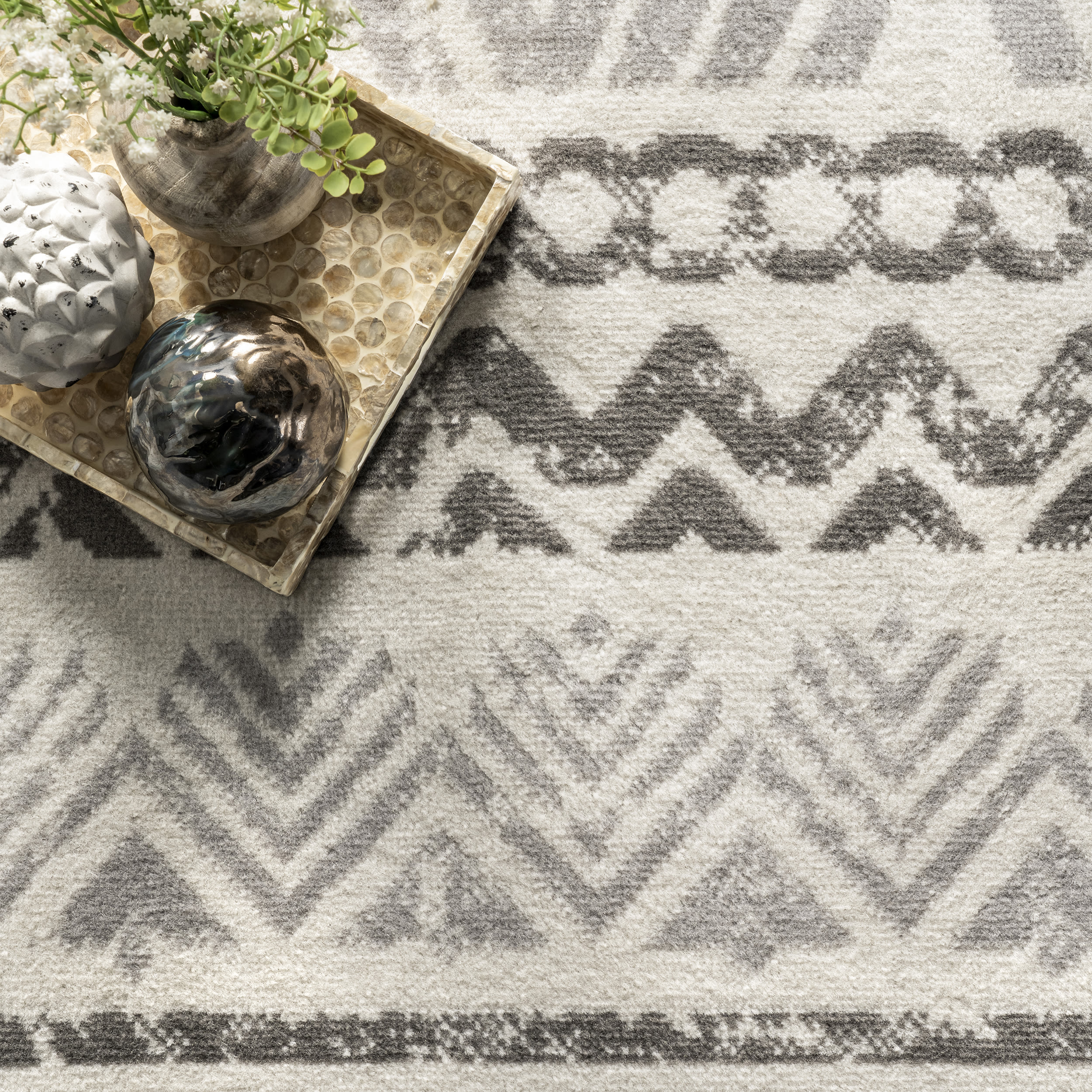 Modern Light Grey Tribal Motif 5' x 8' Synthetic Area Rug