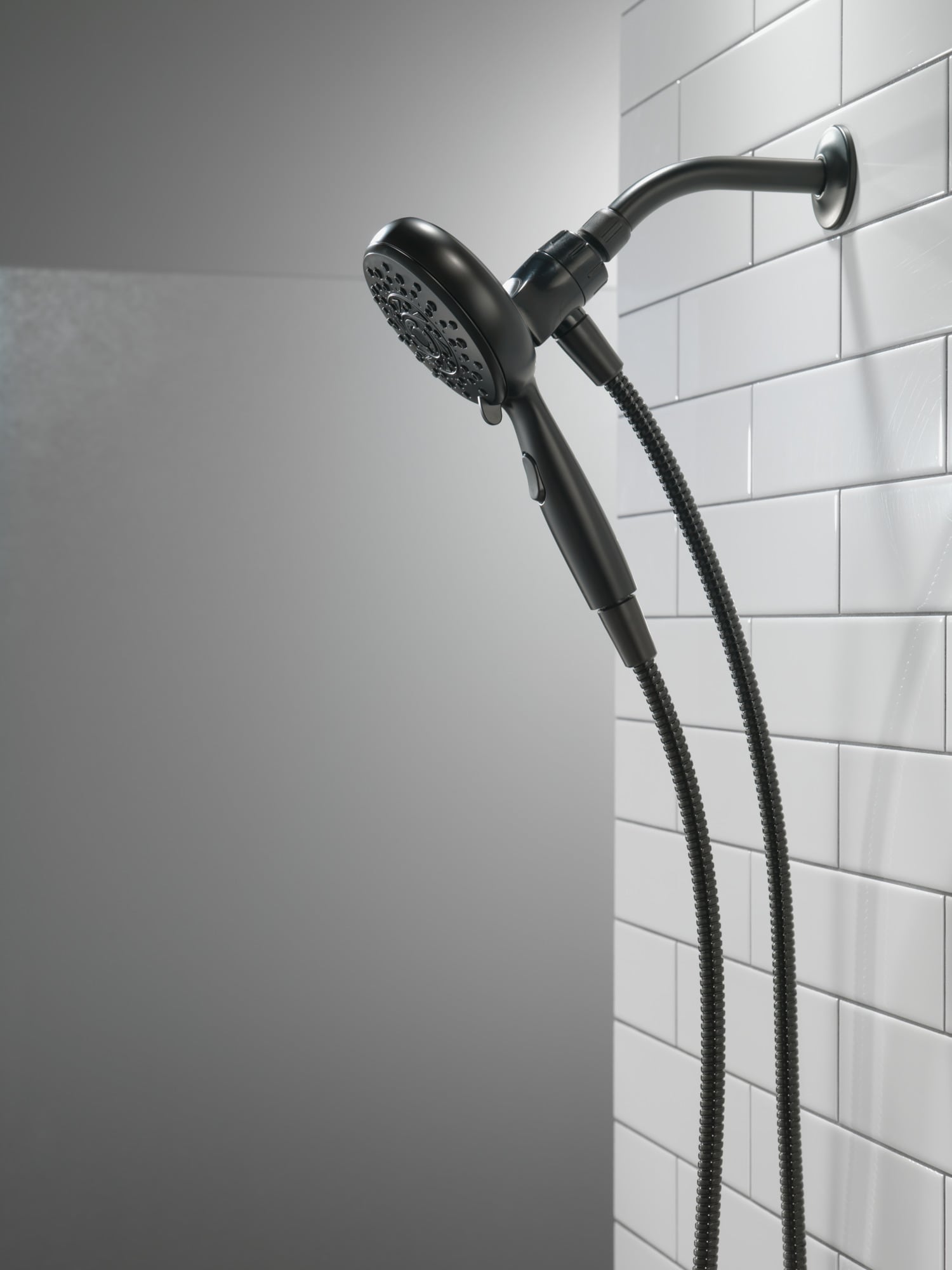 Delta Suredock Magnetic Matte Black Round Handheld Shower Head 175 Gpm 66 Lpm In The Shower