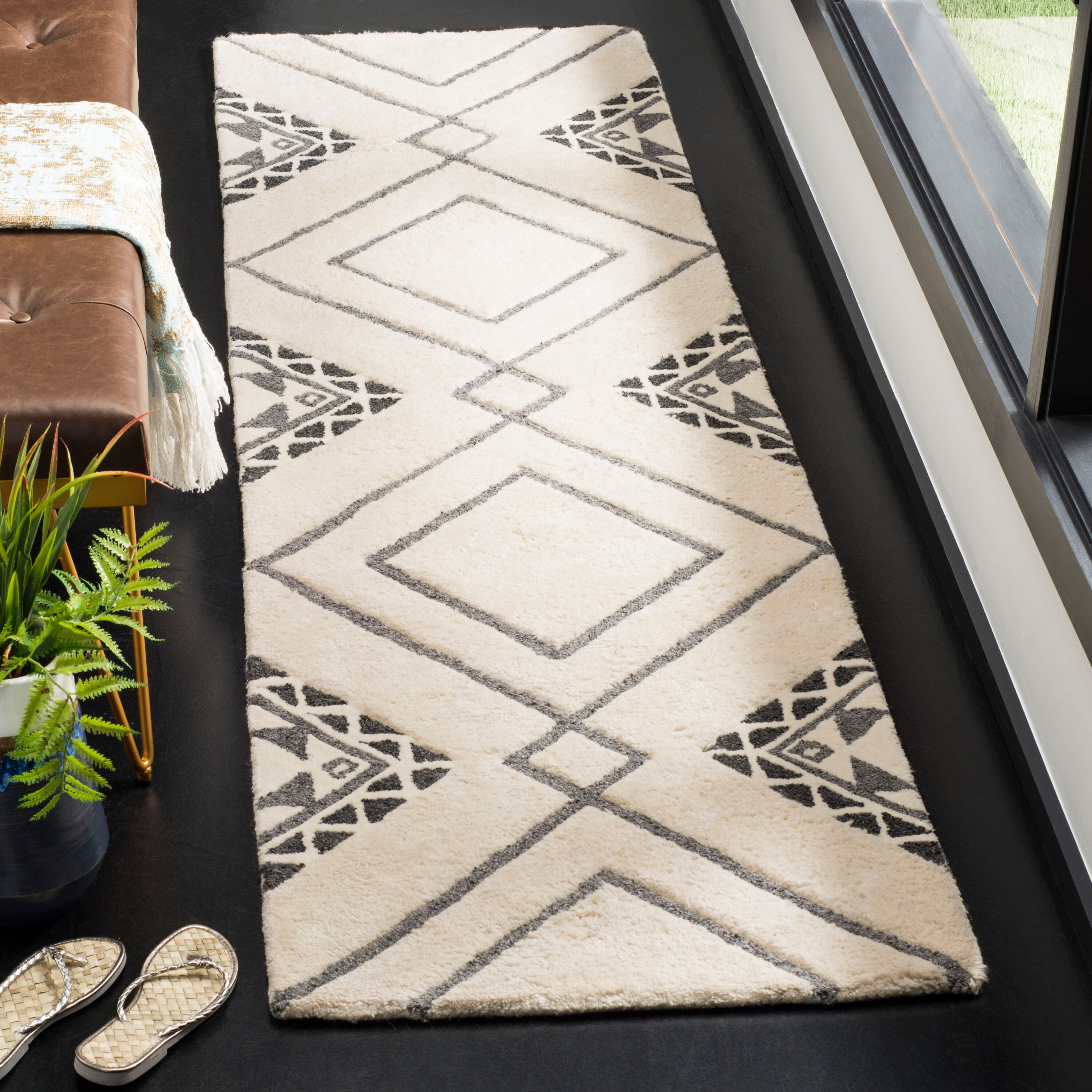 Safavieh CSB301A-28 Casablanca Beni Shag 2 x 8 (ft) Tufted Synthetic Ivory/Gray Rectangular Indoor Geometric Moroccan Runner rug