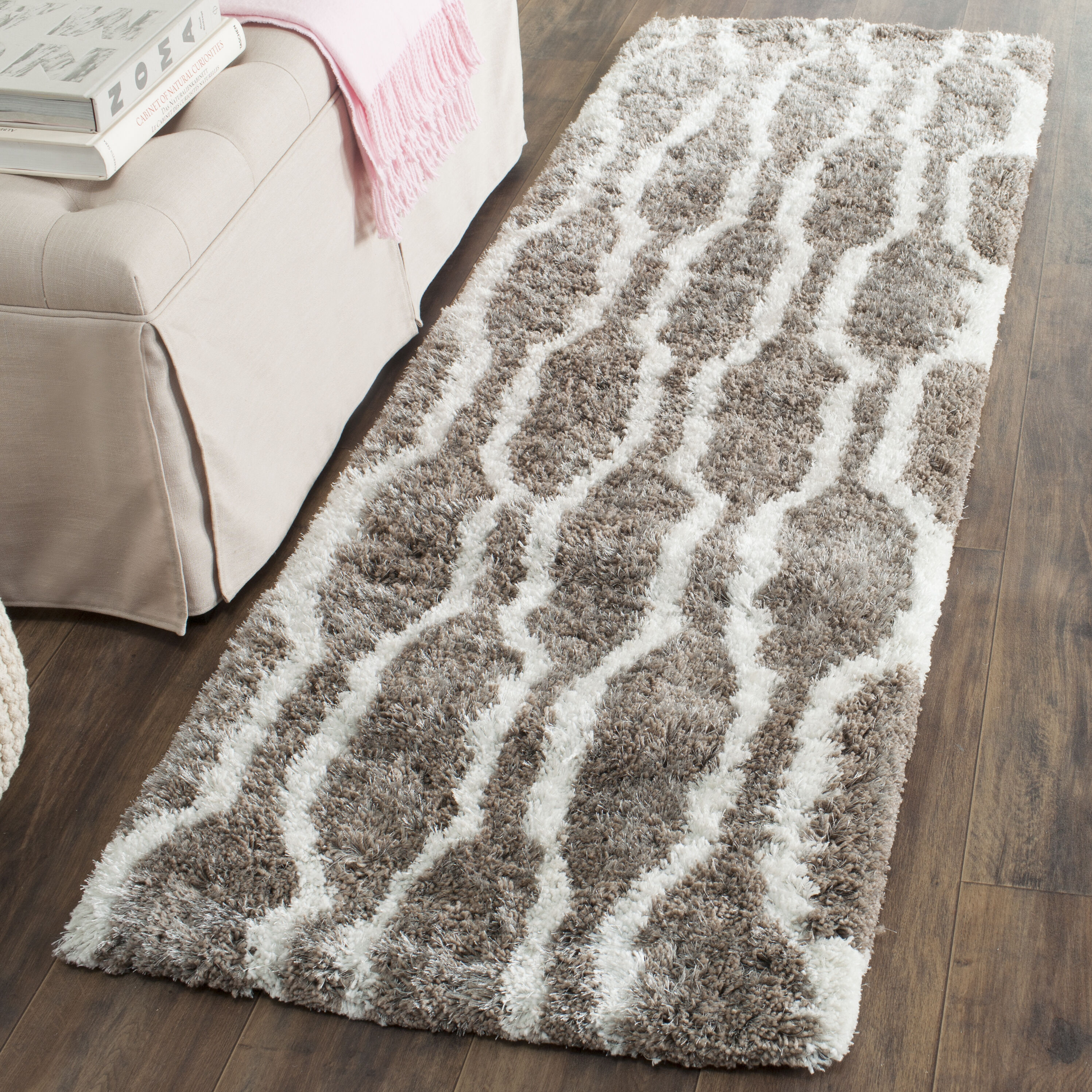 Safavieh BSG322B-27 Barcelona Cathryn Shag 2 x 7 (ft) Tufted Synthetic Silver/Ivory Rectangular Indoor Abstract Moroccan Runner rug